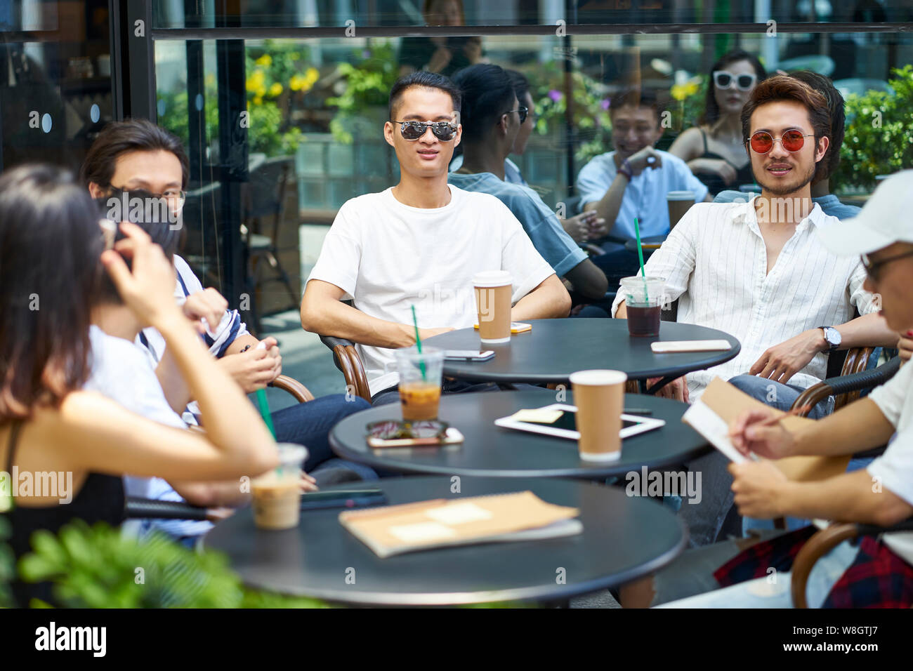 Jungen asiatischen nach Freunden entspannen im freien Kaffee shop Stockfoto