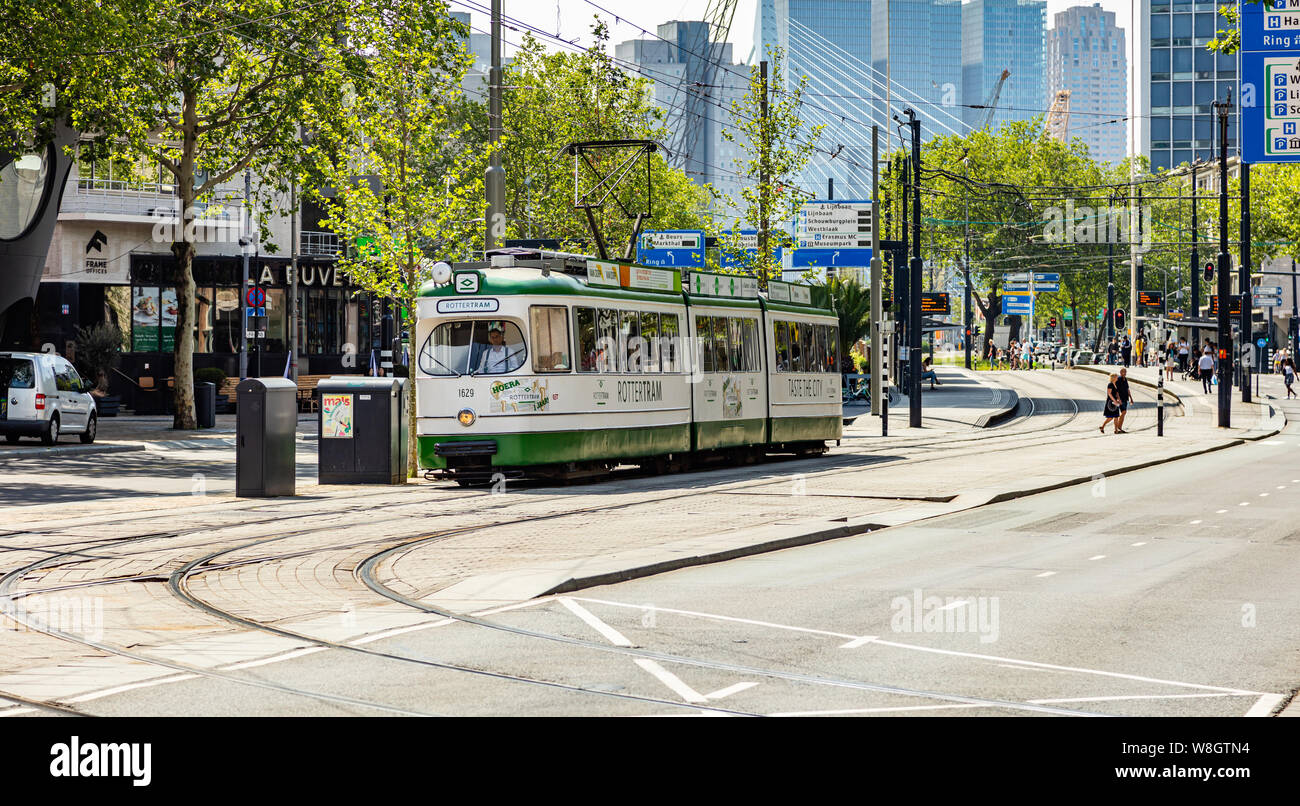 Rotterdam, Niederlande, 30. Juni 2019. Altmodische retro Straßenbahn im Zentrum der Stadt, den Geschmack der Stadt, sonnigen Tag Stockfoto