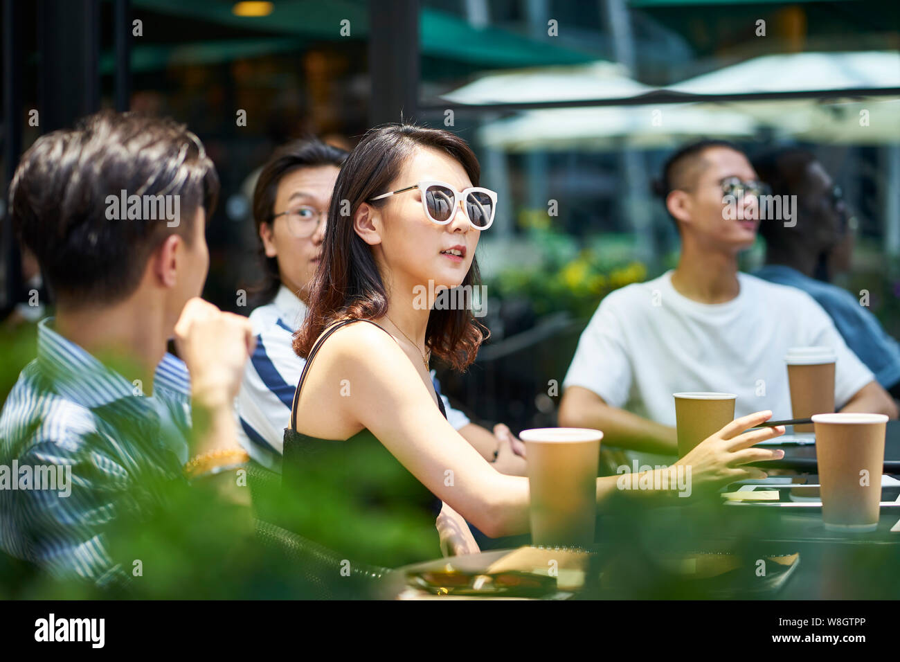 Jungen asiatischen nach Freunden entspannen im freien Kaffee shop Stockfoto