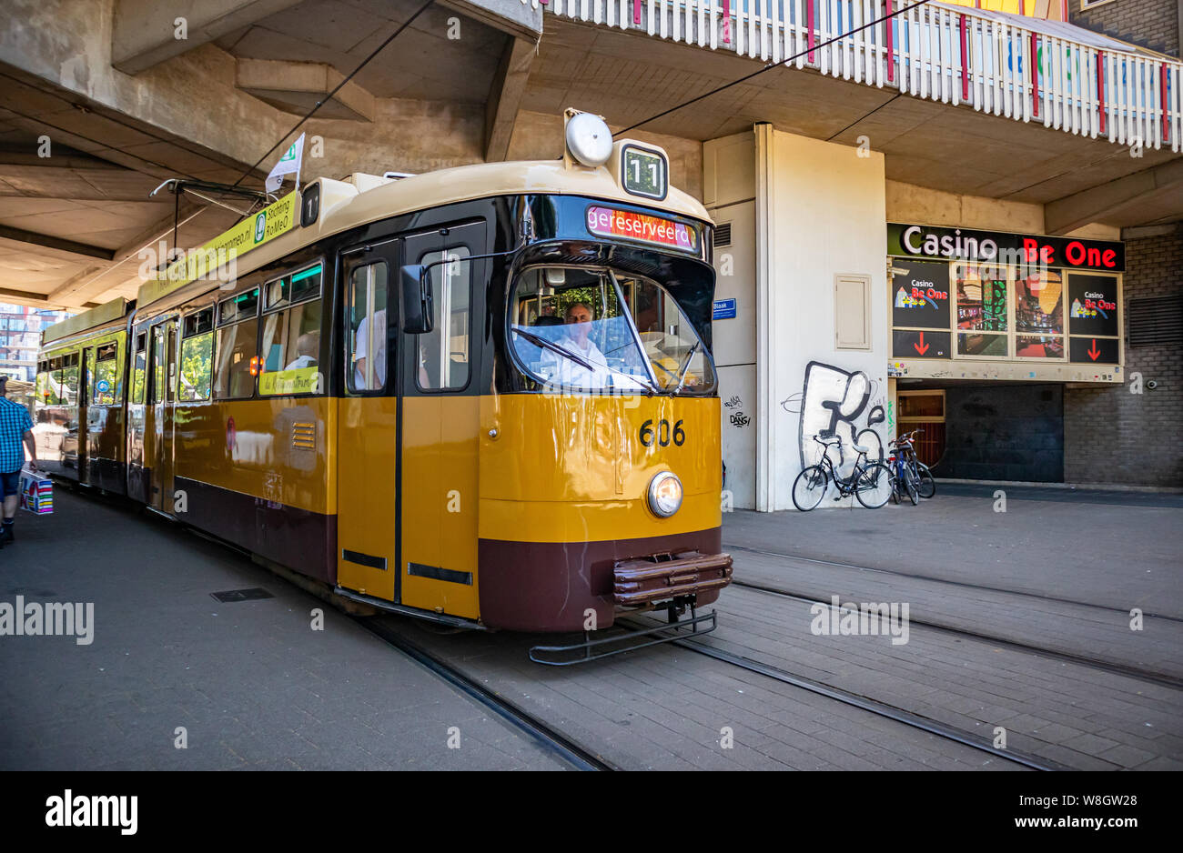 Rotterdam, Niederlande, 29. Juni 2019. Altmodische retro Straßenbahn im Zentrum der Stadt, in der Farbe gelb, sonnigen Tag Stockfoto