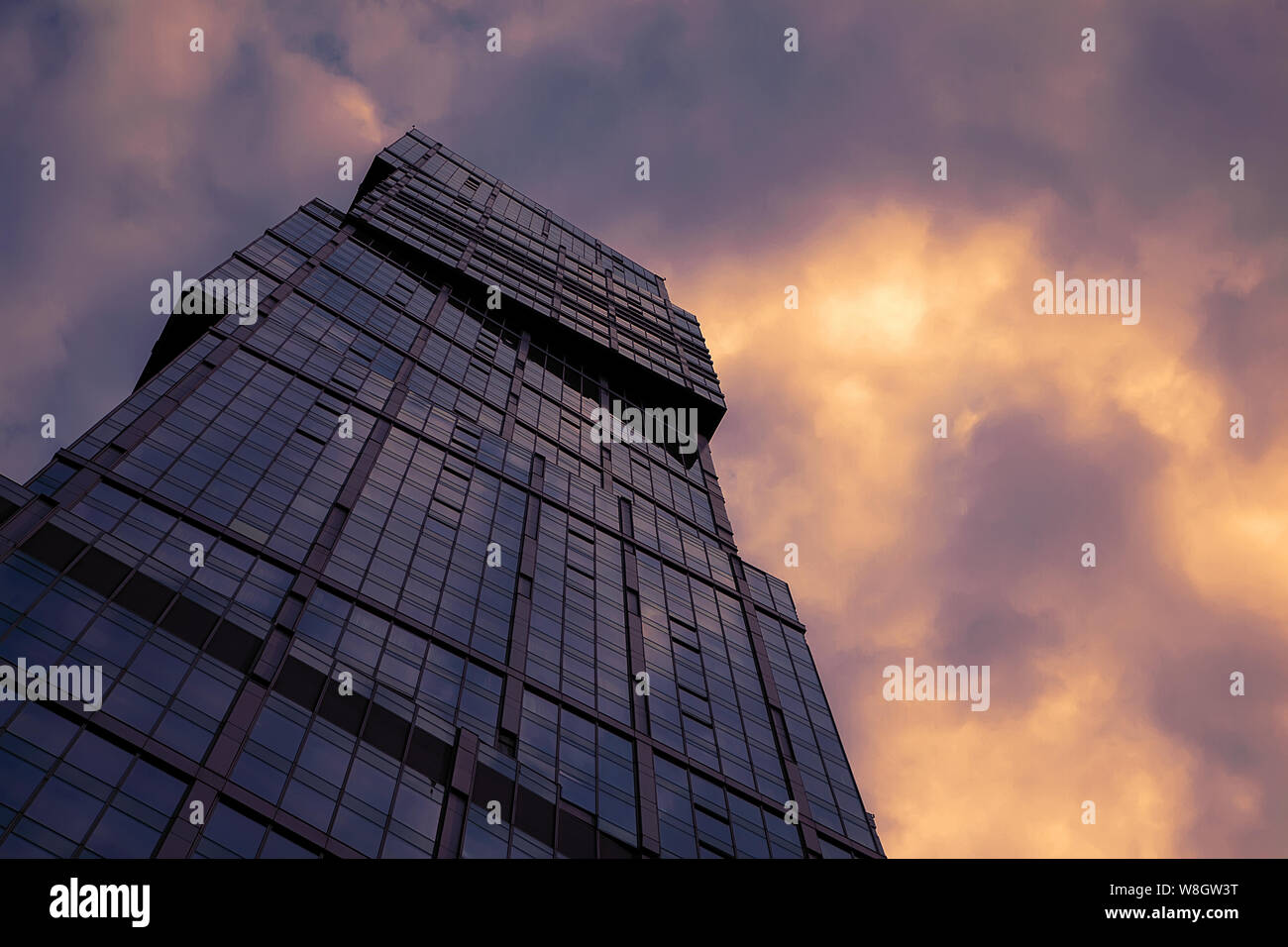 Blick auf den oberen Teil des Wolkenkratzers business center Hintergrund auf den blauen Himmel. Architektonischen Hintergrund Stockfoto