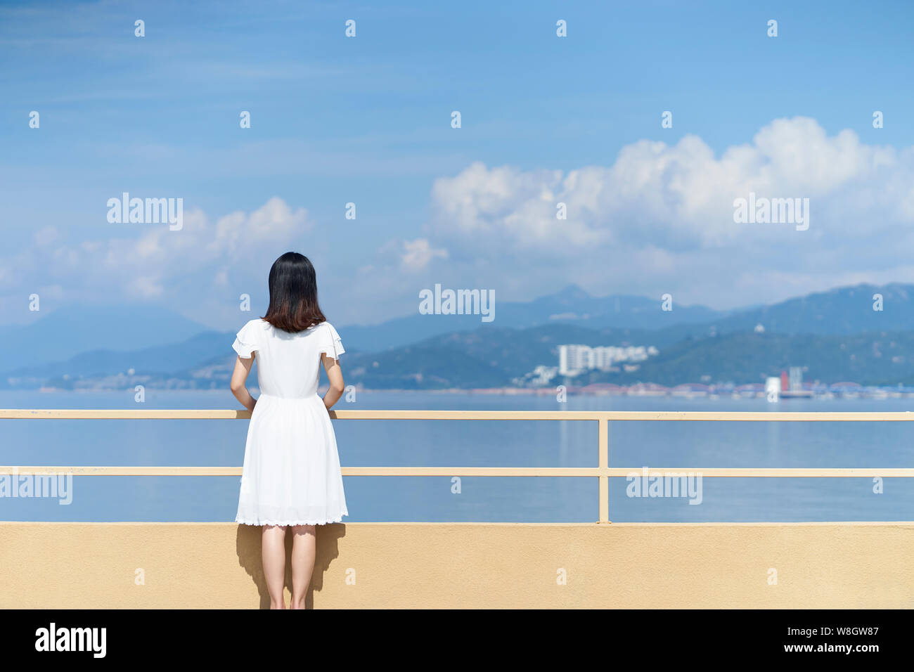 Rückansicht eines jungen asiatischen Frau im weißen Hemd am Meer Stockfoto