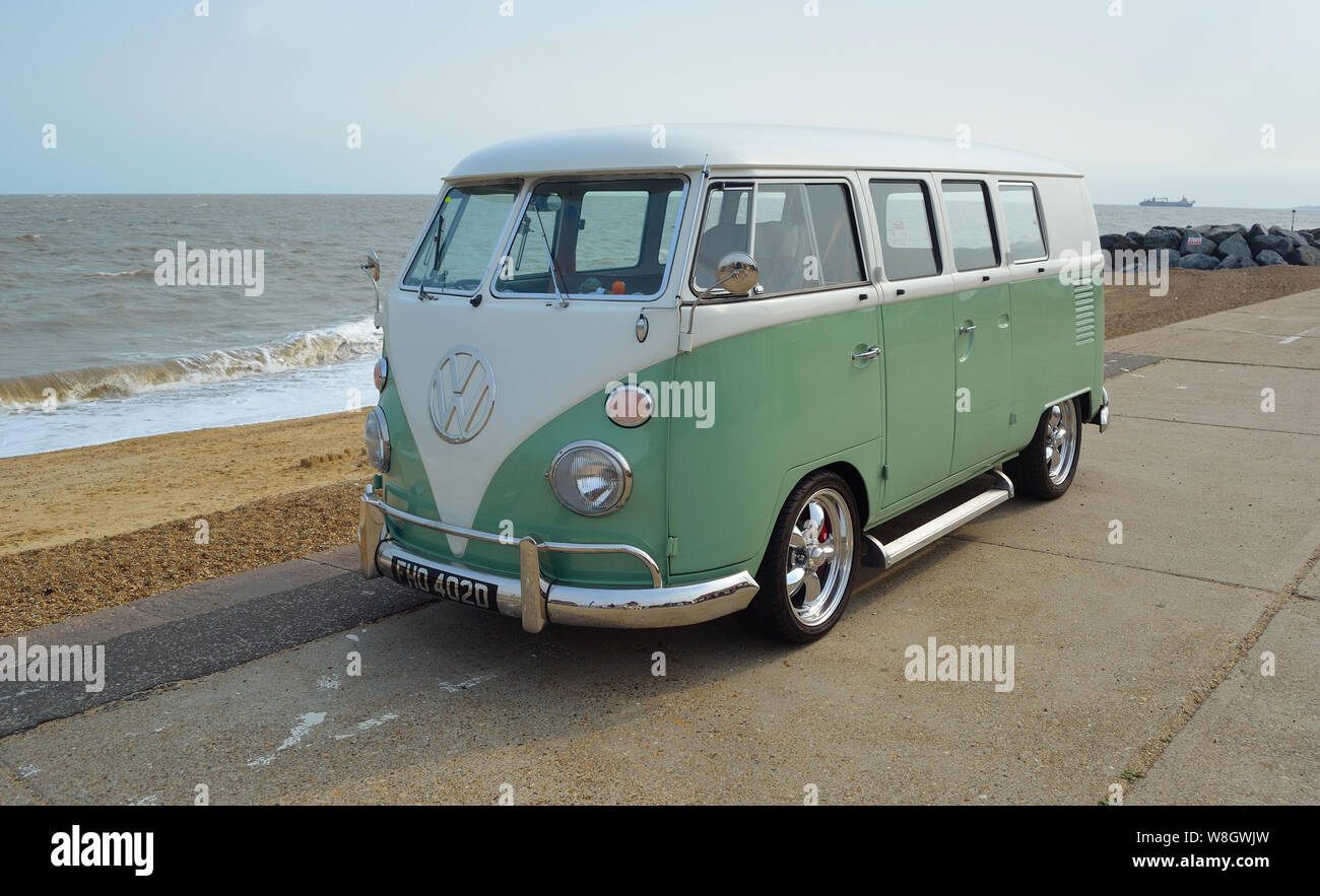 Klassische grüne und weiße VW Wohnmobil an der Strandpromenade geparkt. Stockfoto