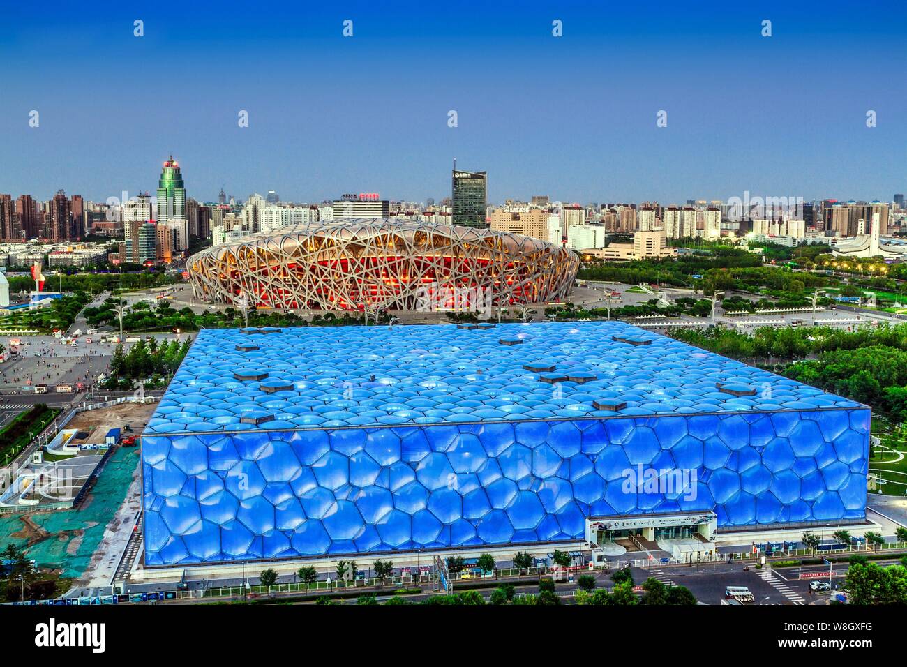 Ansicht der Pekinger Nationalstadion, zurück, auch als Bird's Nest genannt, und der Beijing National Aquatics Centre, die auch als Water Cube, bekannt in Stockfoto