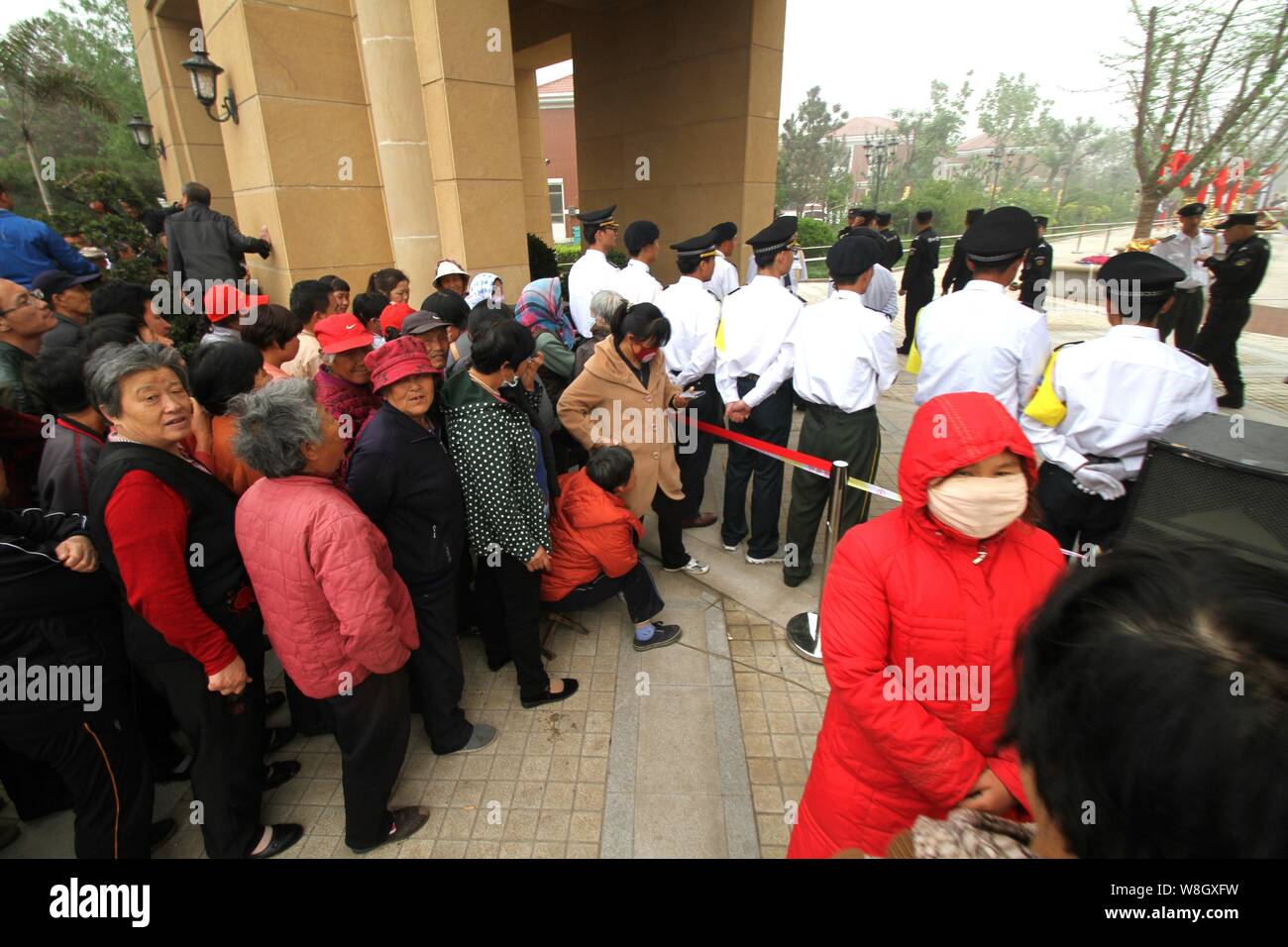 Lokale chinesische Bewohner Warteschlange frei, Reis und Öl während einer Werbeveranstaltung von einer Firma in Binzhou Stadt, East China ¯ s der Provinz Shandong, 3 M Stockfoto