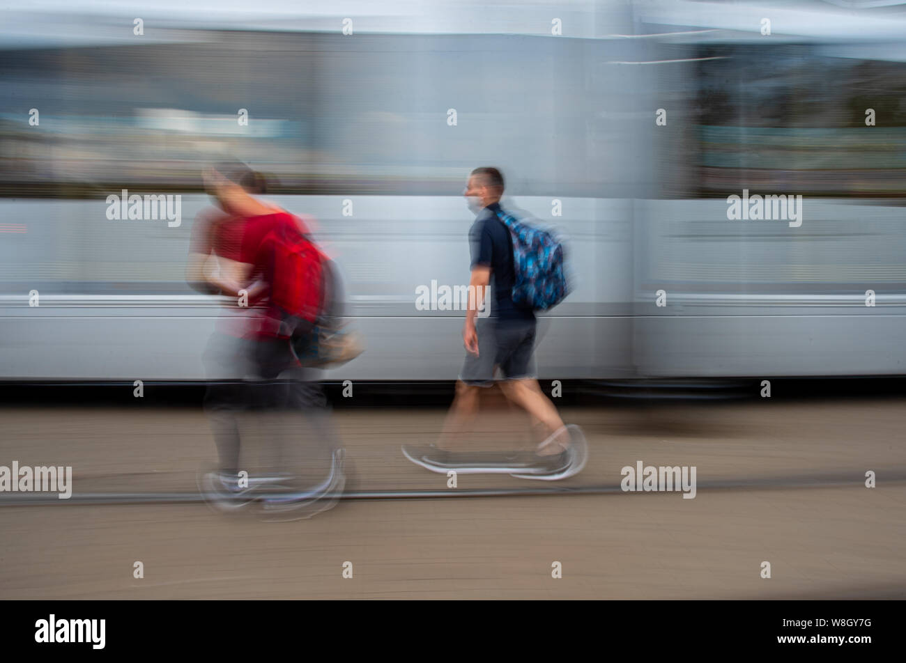 Nicht erkennbare unterwegs auf den Straßen und in den fahrenden Zügen. Bewegungsunschärfe und longexposure Fotografie Stockfoto