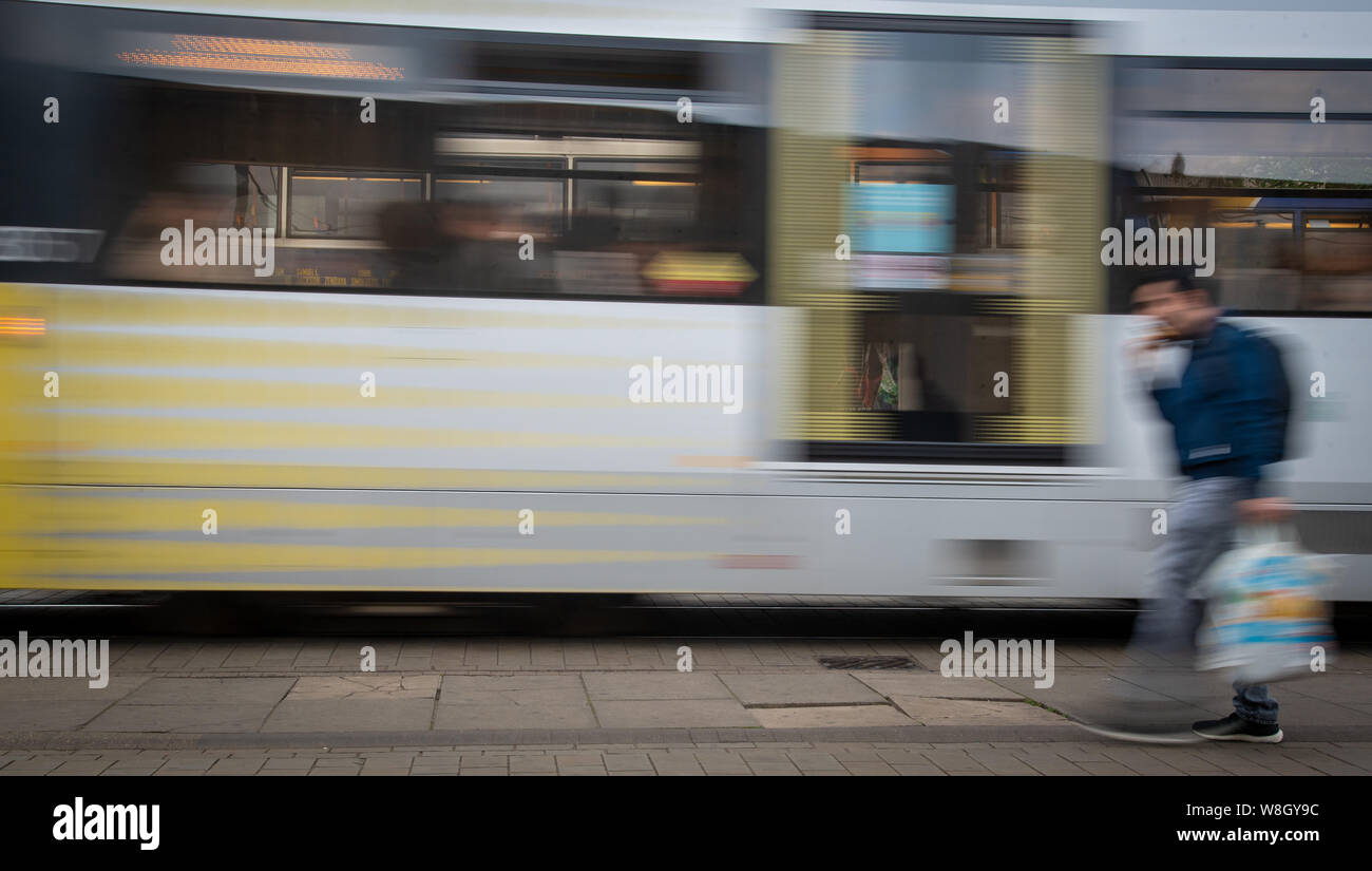 Nicht erkennbare unterwegs auf den Straßen und in den fahrenden Zügen. Motion Blur, Fotos mit langer Belichtungszeit Stockfoto