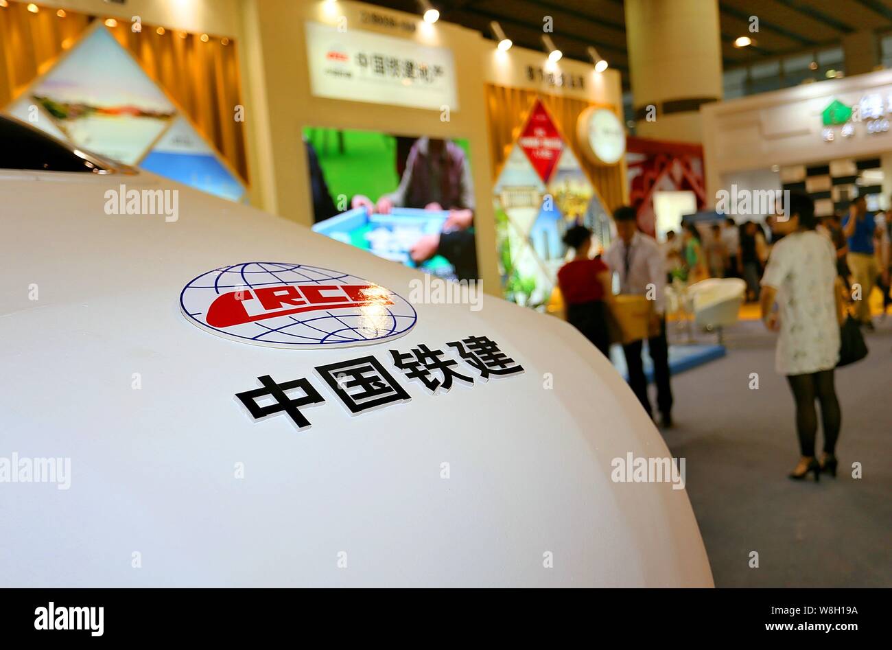 ---- Menschen besuchen den Stand der CRCC (China Railway Construction Corporation Limited) während einer Ausstellung in der Stadt Guangzhou, Südchina Guangdon Stockfoto