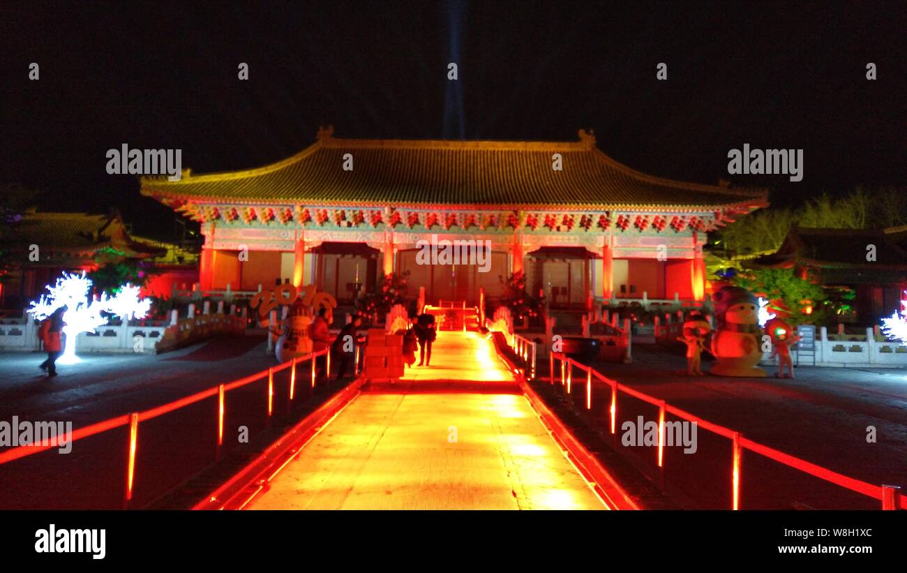 Die Imperial Ancestral Tempel wurde beleuchtet Urlaub Dekorationen und roten Lichtern während einer Probe für den Vorabend countdown Feier ist ein neues Jahr in Beijin Stockfoto