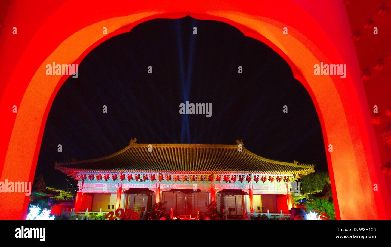 Die Imperial Ancestral Tempel wurde beleuchtet Urlaub Dekorationen und roten Lichtern während einer Probe für den Vorabend countdown Feier ist ein neues Jahr in Beijin Stockfoto