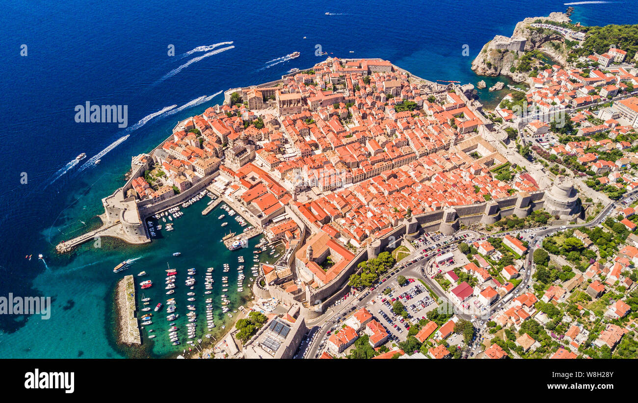 Luftaufnahme von Dubrovnik, King's Landing, im sonnigen Kroatien Stockfoto