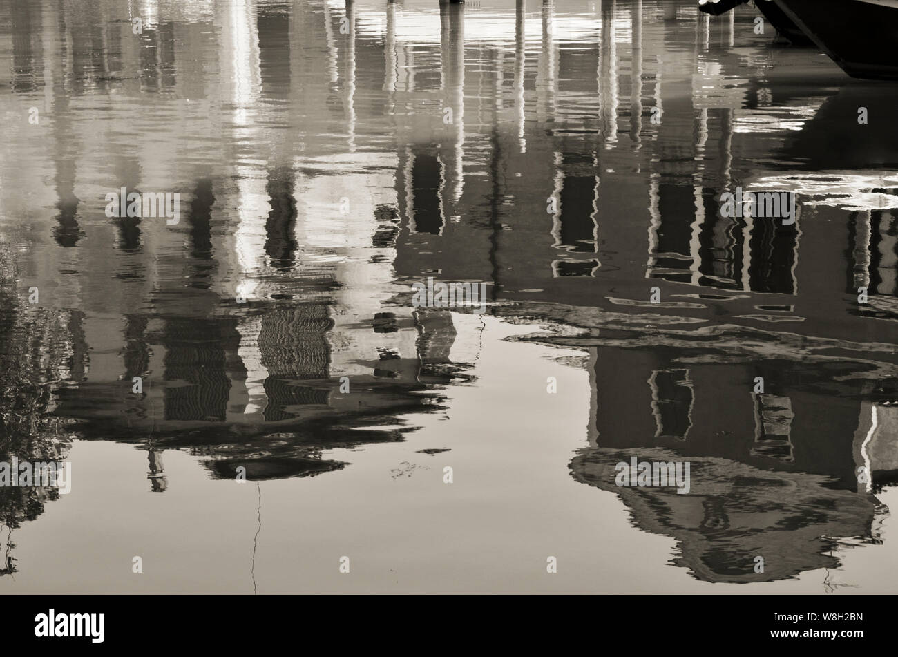 Schöne Venedig durch schwarze und weiße Reflexionen. Italien Stockfoto