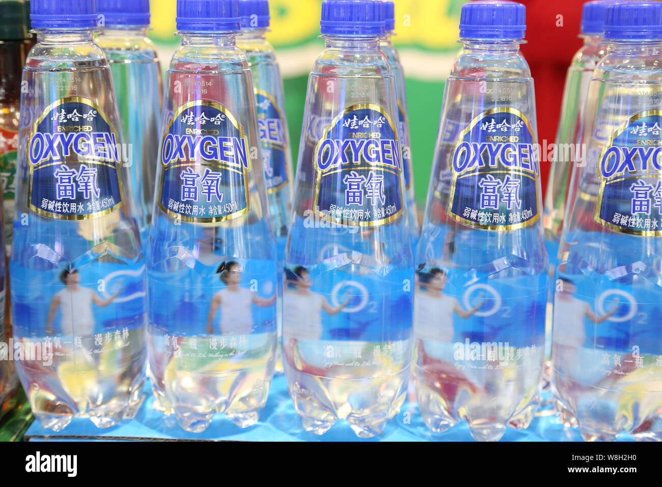 ------ Flaschen Wahaha Sauerstoff gereinigtes Wasser sind während einer Ausstellung in Shanghai, China, 12. November 2014 angezeigt. China's Trinken riesige Hängen Stockfoto