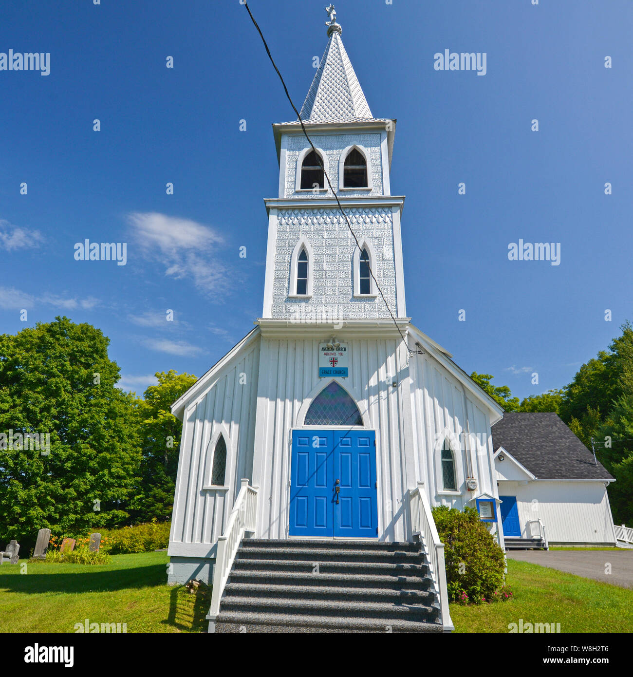 Vorderansicht des Weißen und Blauen Gnade anglikanische Kirche, Arundel, Quebec, Kanada Stockfoto