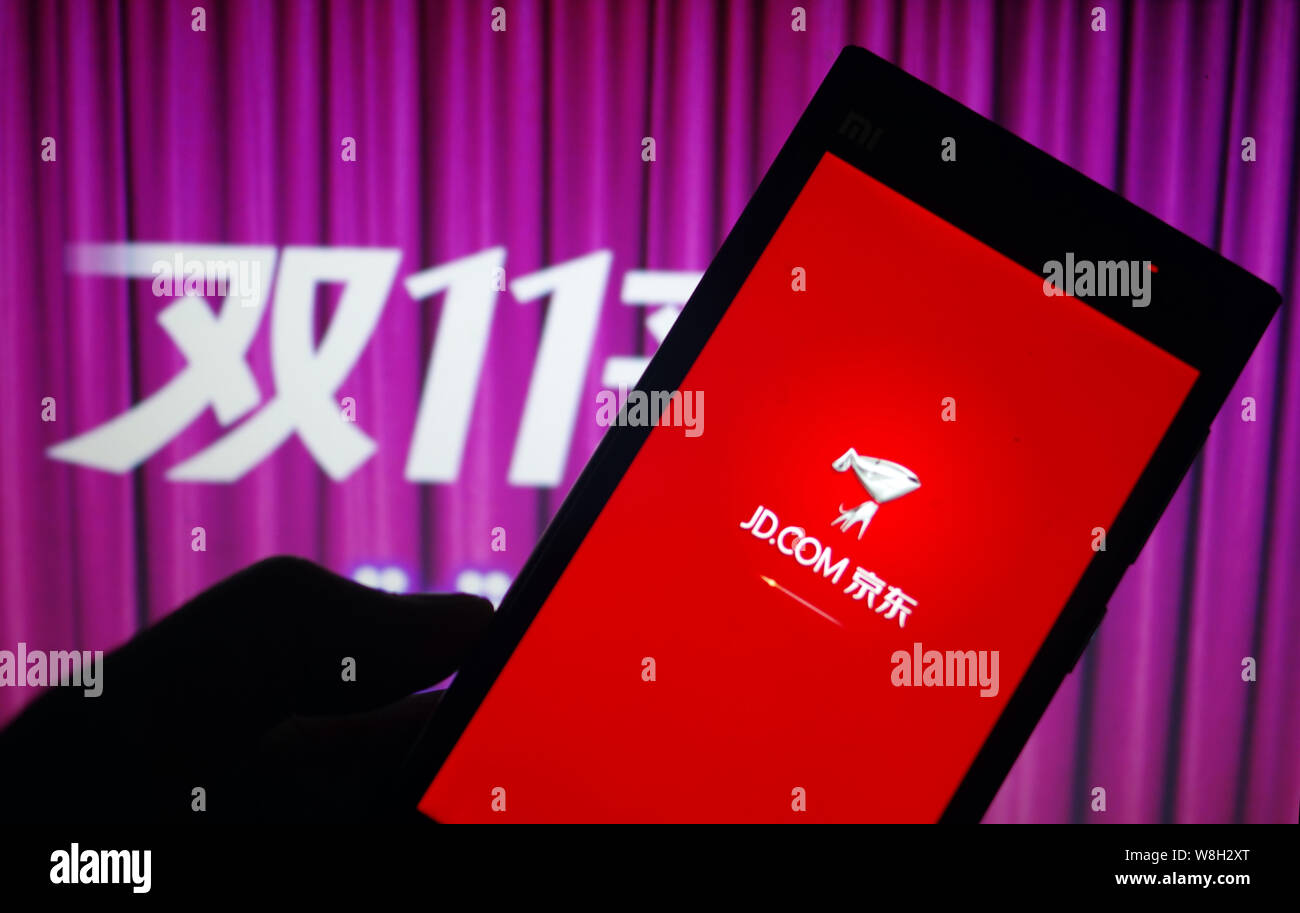 ---- Eine chinesische Mobiltelefon Benutzer öffnet die App der chinesischen Online-händler JD oder JD.com auf seinem Smartphone in Jinan City's East China Shandong provi Stockfoto