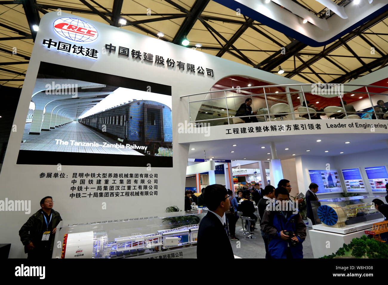 ---- Menschen besuchen den Stand der CRCC (China Railway Construction Corporation Limited) an der 7. Internationalen Fachmesse für Baumaschinen Stockfoto