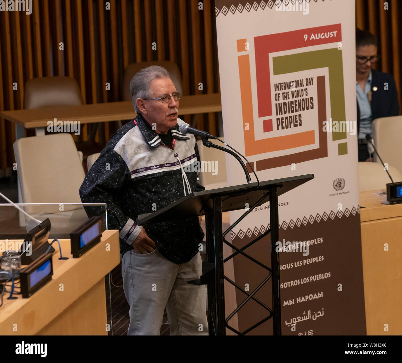 New York, NY - August 9, 2019: Chief Howard Thompson der Mohawk Nation Adressen Gedenken an den Internationalen Tag der indigenen Völker am UN-Hauptquartier Stockfoto