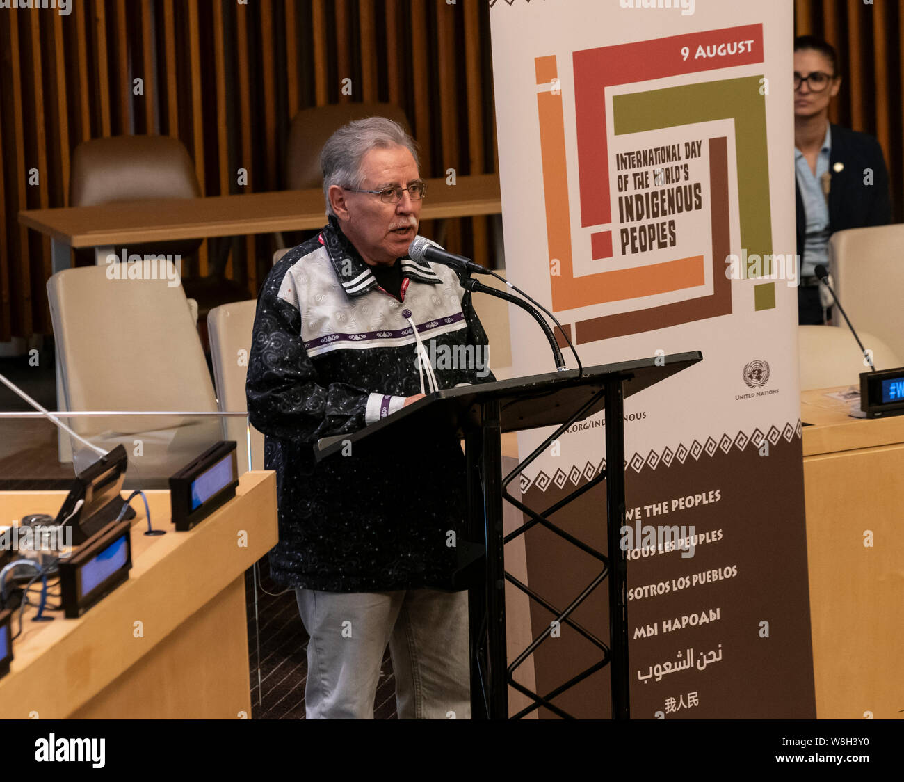 New York, NY - August 9, 2019: Chief Howard Thompson der Mohawk Nation Adressen Gedenken an den Internationalen Tag der indigenen Völker am UN-Hauptquartier Stockfoto