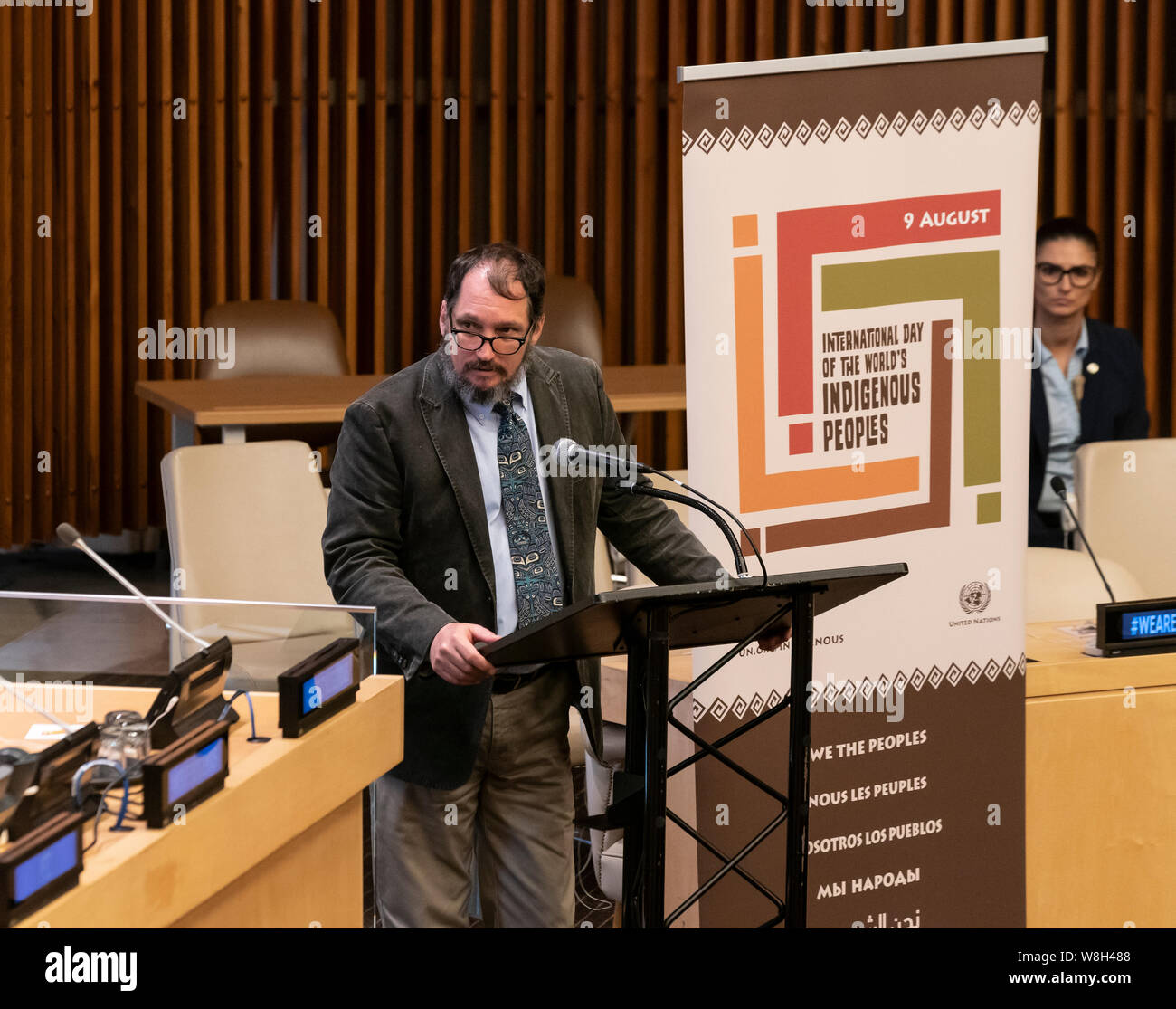 New York, NY - August 9, 2019: Brian Keane Berichterstatter des Ständigen Forums für indigene Fragen Adressen Gedenken an den Internationalen Tag der indigenen Völker am UN-Hauptquartier Stockfoto
