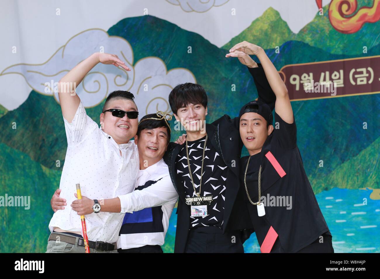 (Von links) Koreanische MC und Komiker Kang-ho-dong, Schauspieler Lee Soo-geun, Sänger, Schauspieler und MC Lee Seung-gi, Sänger und host Eun Ji-won eine Teilnahme an p Stockfoto