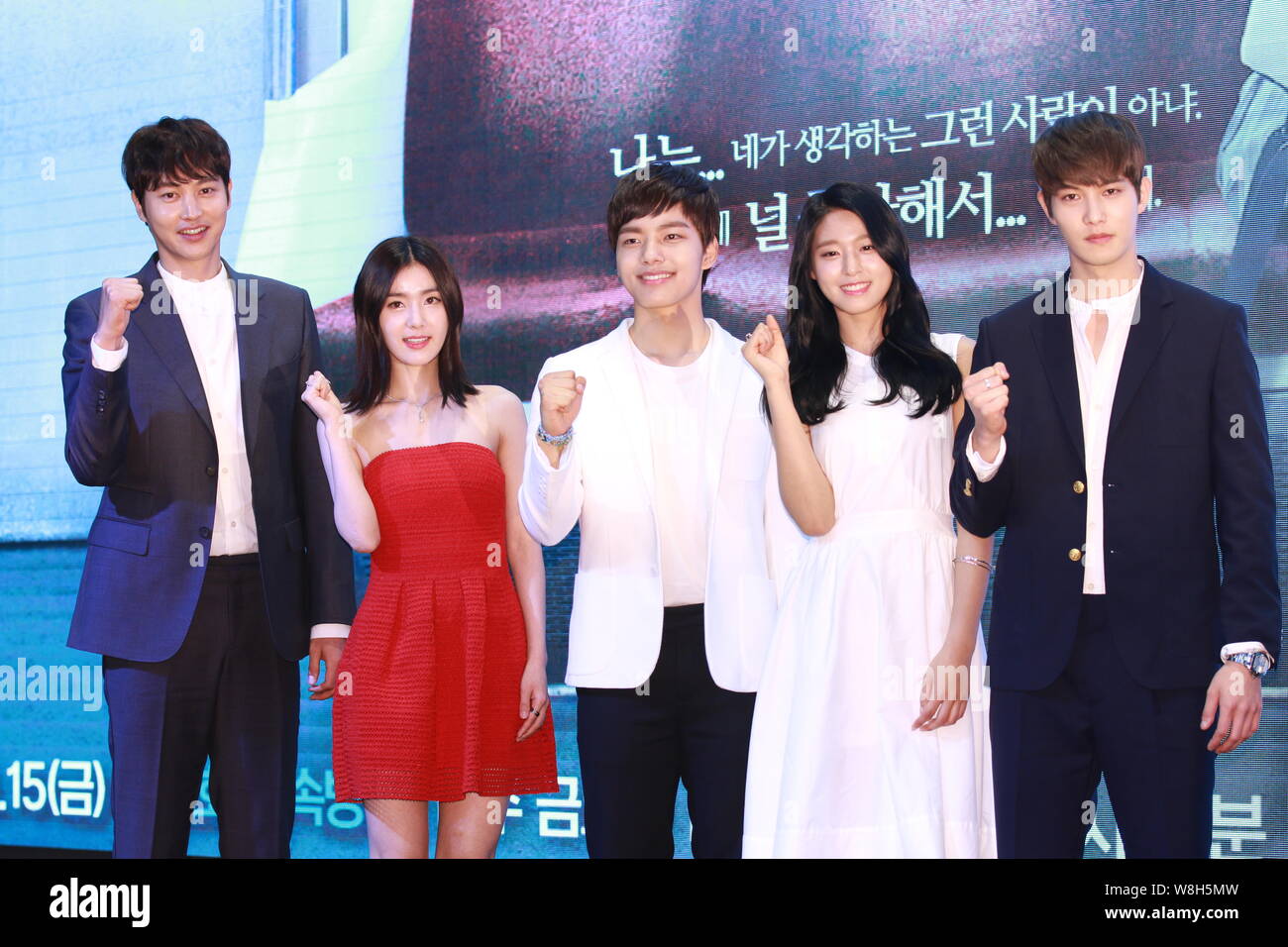 (Von links) Koreanische Schauspieler Song Jong-ho, Schauspielerin Kil Eun-hye, Schauspieler Yeo Jin-goo, Kim Seol-hyun der Koreanischen idol Mädchen Gruppe AOA und Lee Jong-hy Stockfoto