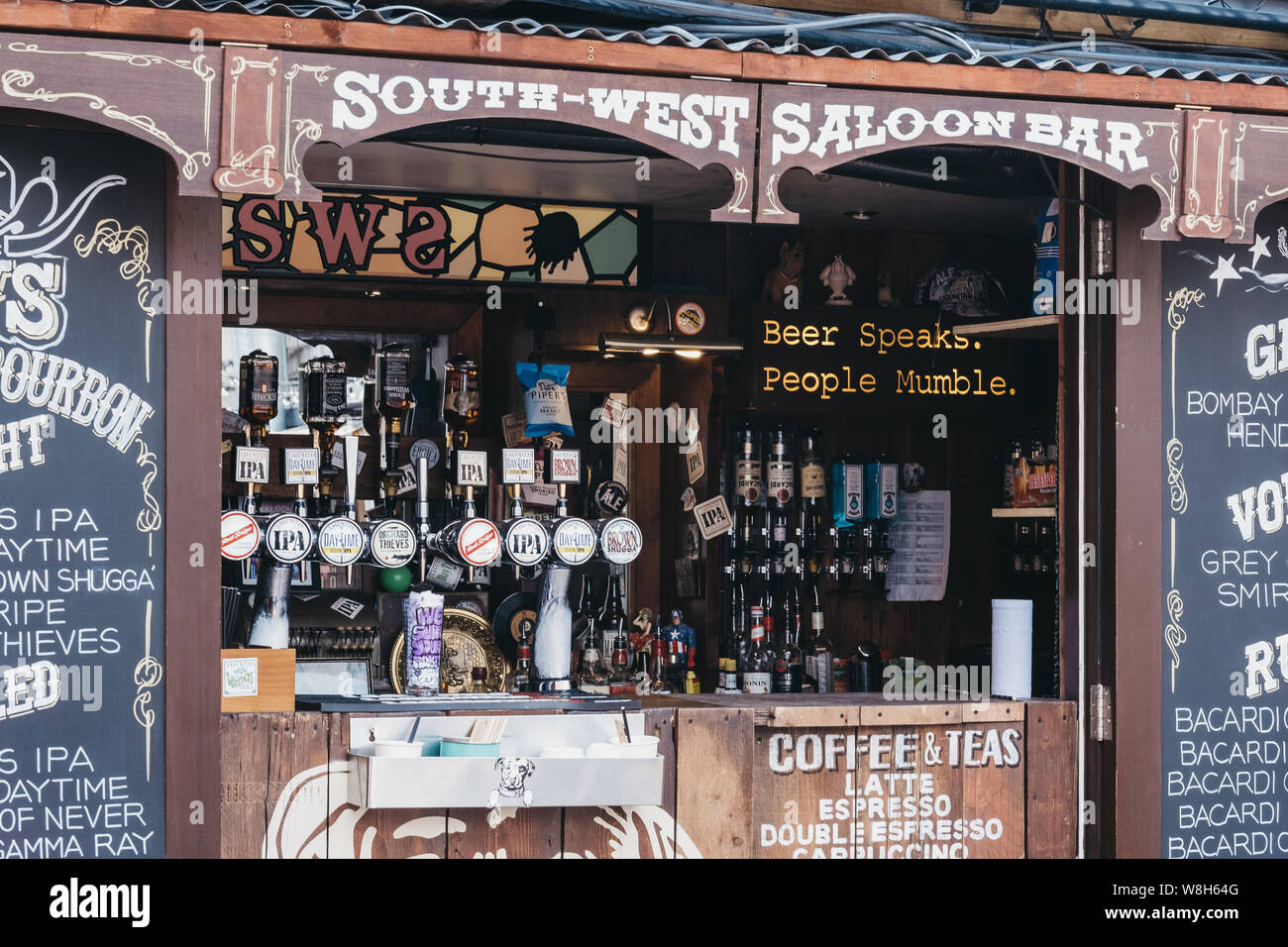 London, Großbritannien - 16 Juli, 2019: Fassade von South West Saloon Bar innen Pop Brixton, Veranstaltungsort und die Heimat von einer Gemeinschaft unabhängiger Einzelhändler, Restaurants Stockfoto