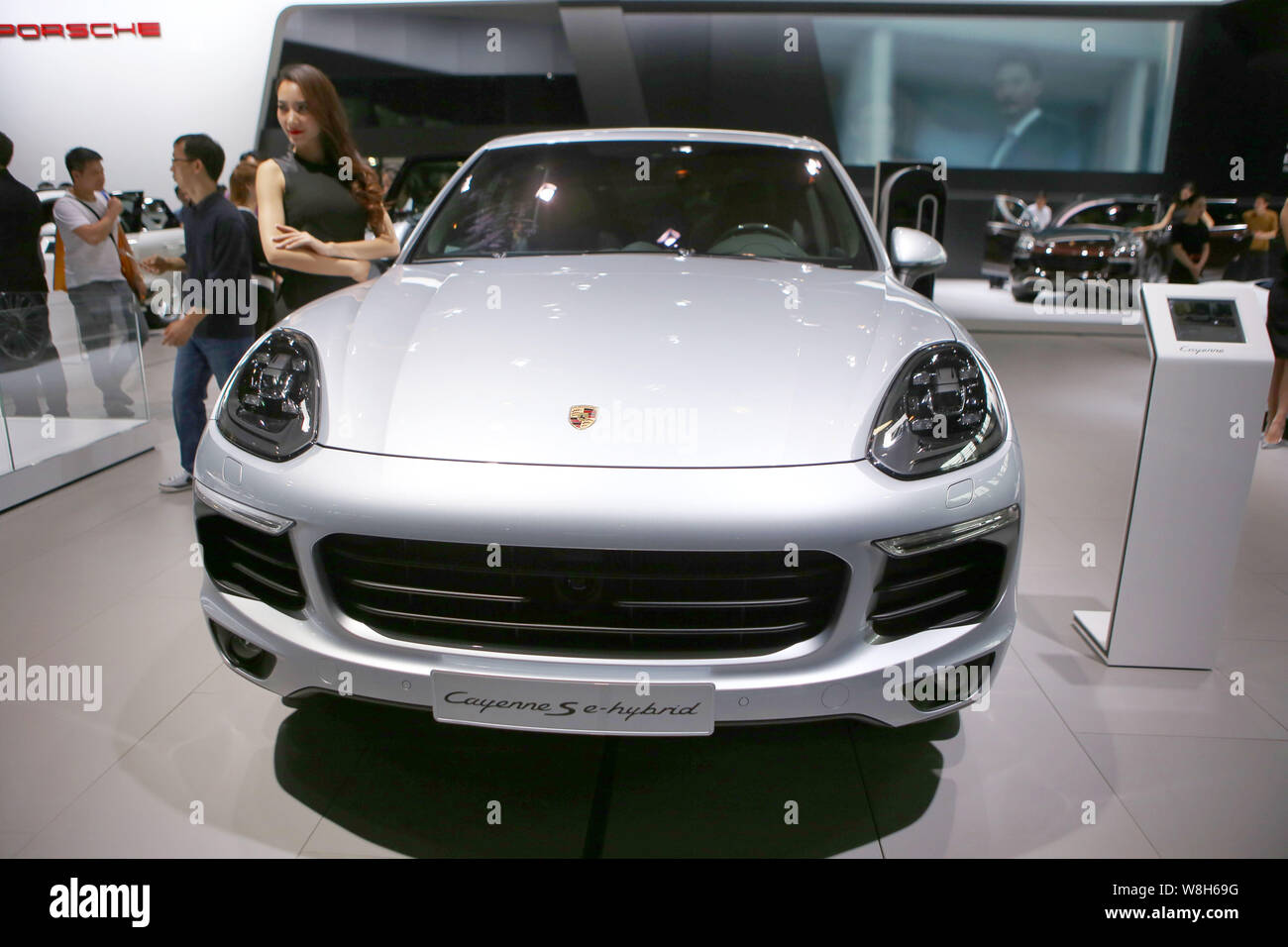 ---- Ein Modell wirft mit einem Porsche Cayenne S E-Hybrid im 12. China (Guangzhou) Internationale Automobil Ausstellung, da die Automatische Guangzhou bekannt Stockfoto