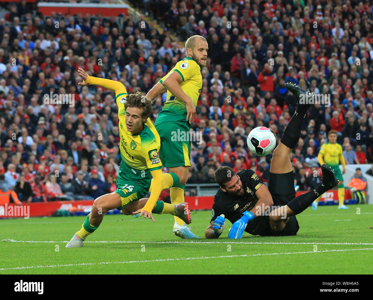 Anfield, Liverpool, Großbritannien. 9 Aug, 2019. Premier League Football, Liverpool gegen Norwich; Liverpool Torwart Alisson Tauchgänge auf einen Schuß von Todd Cantwell von Norwich City - Ausschließlich redaktionelle Verwendung zu speichern. Keine Verwendung mit nicht autorisierten Audio-, Video-, Daten-, Spielpläne, Verein/liga Logos oder "live" Dienstleistungen. On-line-in-Match mit 120 Bildern beschränkt, kein Video-Emulation. Keine Verwendung in Wetten, Spiele oder einzelne Verein/Liga/player Publikationen Quelle: Aktion plus Sport/Alamy leben Nachrichten Stockfoto