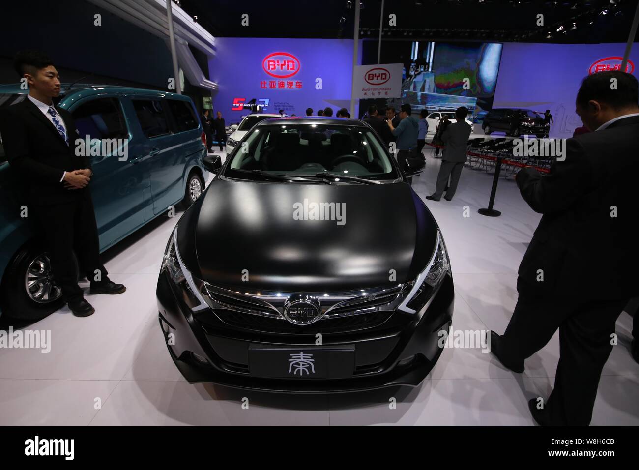 ---- Einen BYD Qin hybrid Auto ist auf dem Display während der 12 China (Guangzhou) Internationale Automobil Ausstellung, da die Automatische Guangzhou 2014 bekannte gesehen, ich Stockfoto