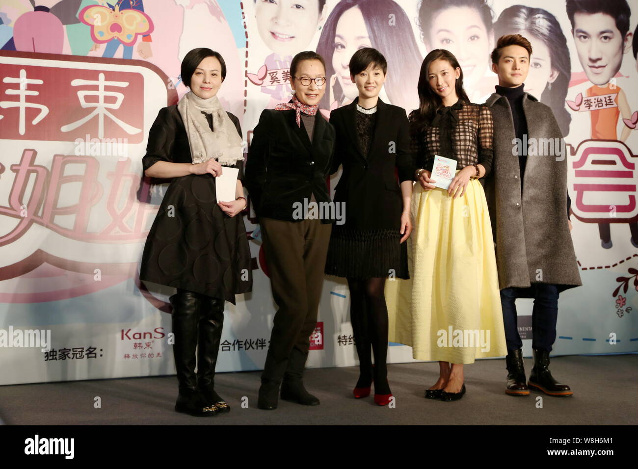 (Von links) chinesischen Schauspielerinnen Wang Lin, Xi Meijuan und Xu Fan, Taiwanesisch Model und Schauspielerin Lin Chi-ling, Chinesische Sänger und Schauspieler Ma Tianyu pose Durin Stockfoto