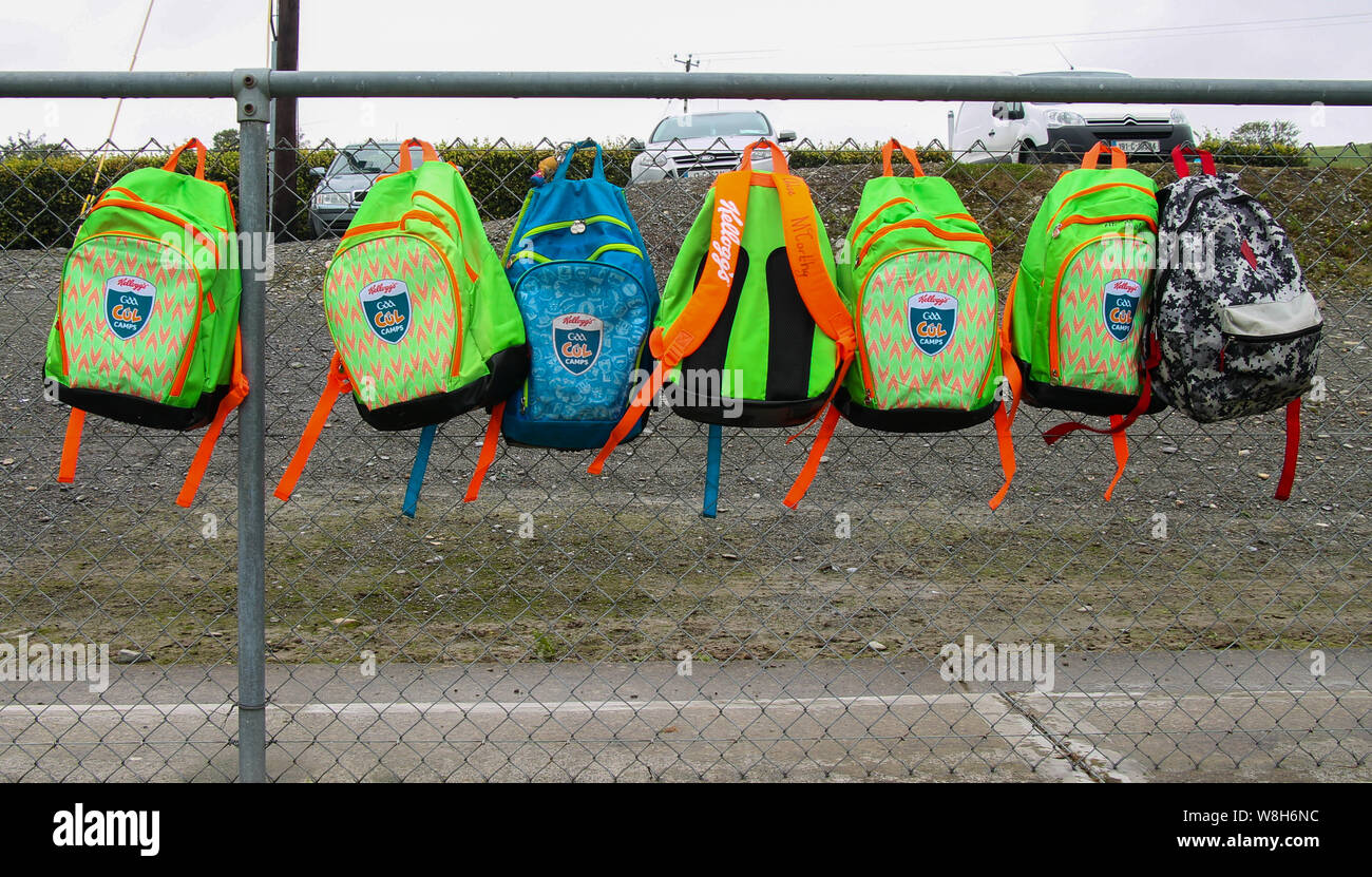 Kinder Sport Taschen oder Rucksäcke hängend an einem Zaun Stockfoto