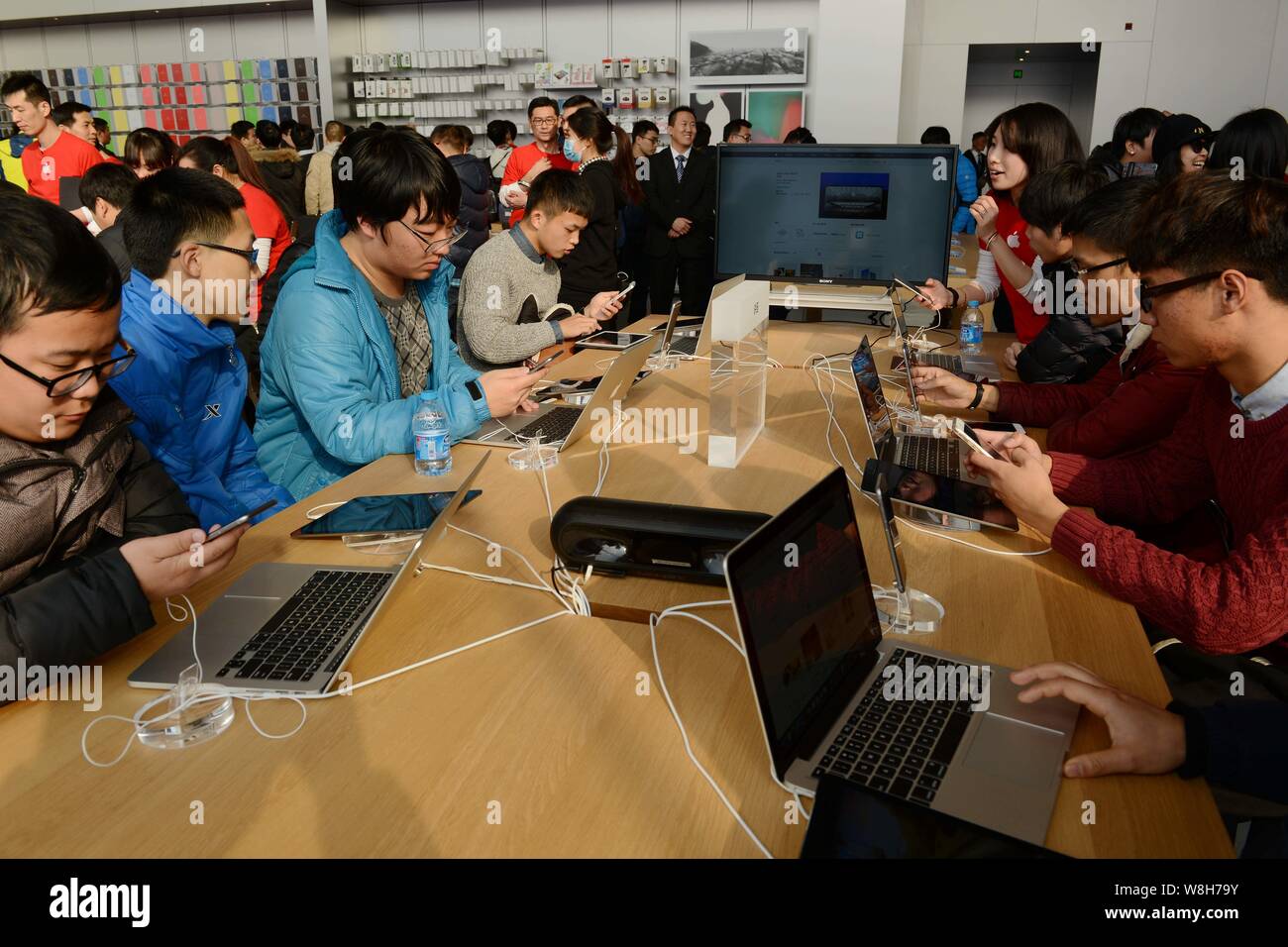 Chinesische Kunden versuchen, iPhone 6 und 6 Plus Smartphones oder MacBook Laptops im Neu - offene West Lake Apple Store in Hangzhou City, East C Stockfoto