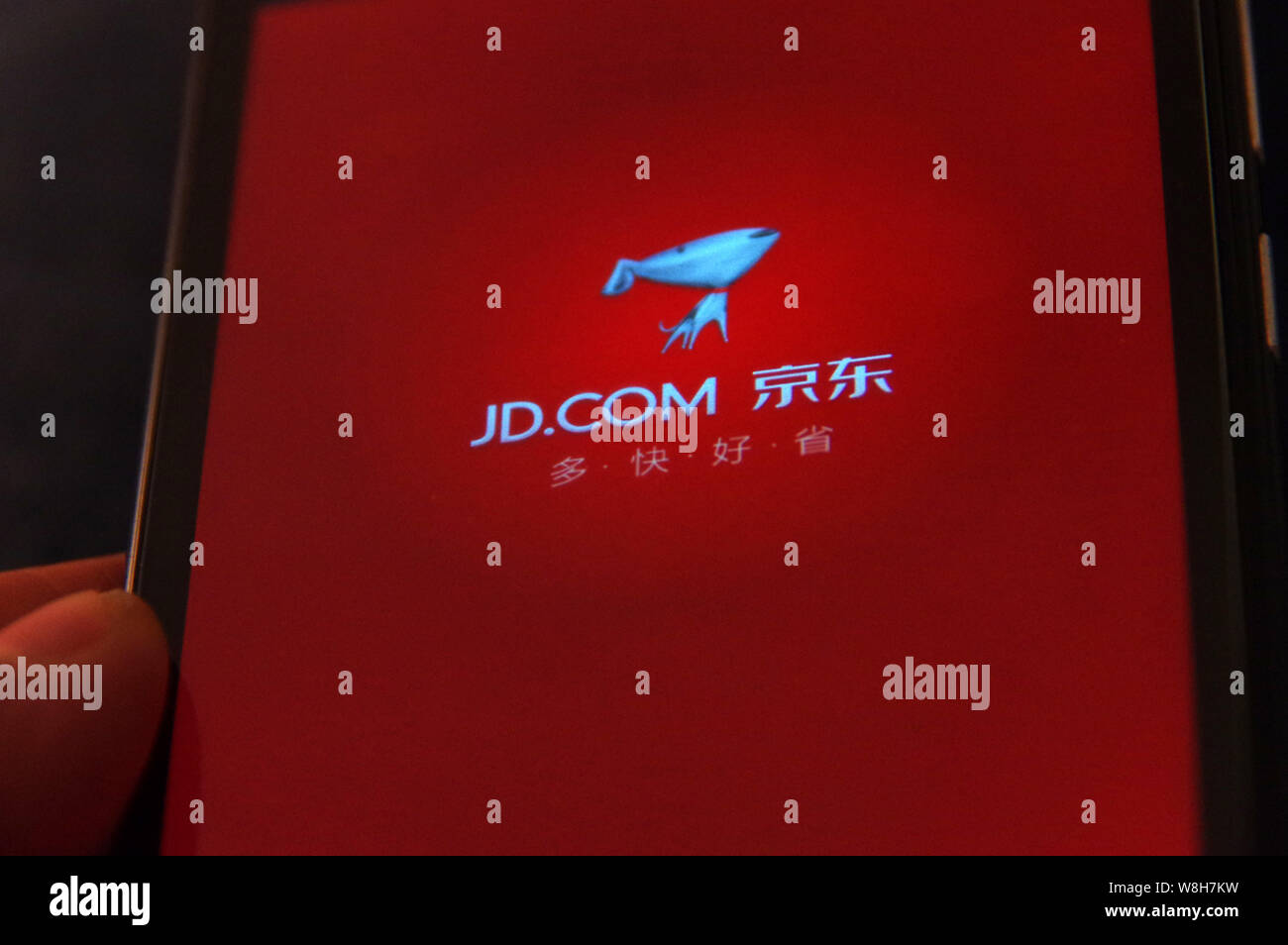 ---- Handy Benutzer verwendet die mobile App der Chinesischen Online-Händler JD.com auf seinem Smartphone in der Stadt Zhengzhou, Provinz Henan, China Stockfoto