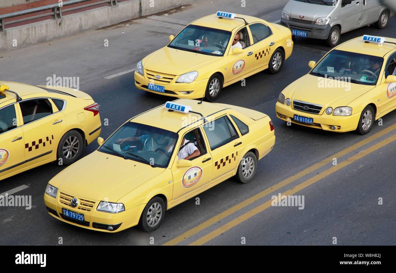 ---- Taxis fahren auf einer Straße in Nanjing, Provinz Jiangsu, China vom 6. Oktober 2014. Die Regulierungsbehörden sind viel versprechende Veränderungen in China's Taxi indu Stockfoto