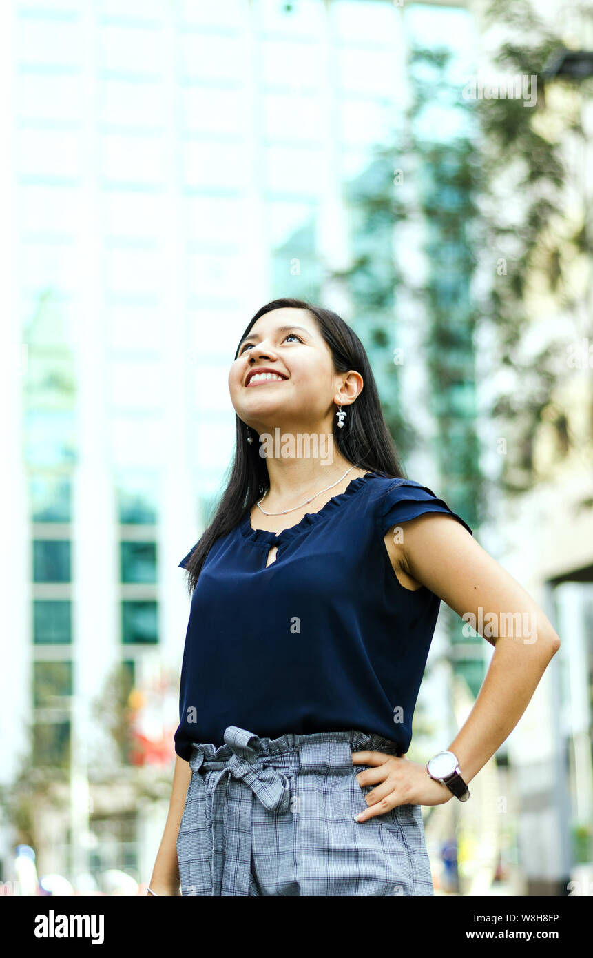 Eine schöne und lächelnden jungen Geschäftsfrau in einem sonnigen Business Center Stockfoto