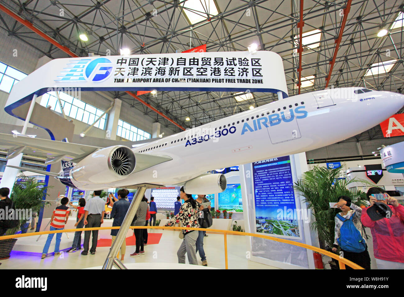 ---- Besucher betrachten ein Modell des Airbus A330-300 auf dem Display während ein Expo in Tianjin, China, 12. September 2015. China Southern Airlines Co. Stockfoto