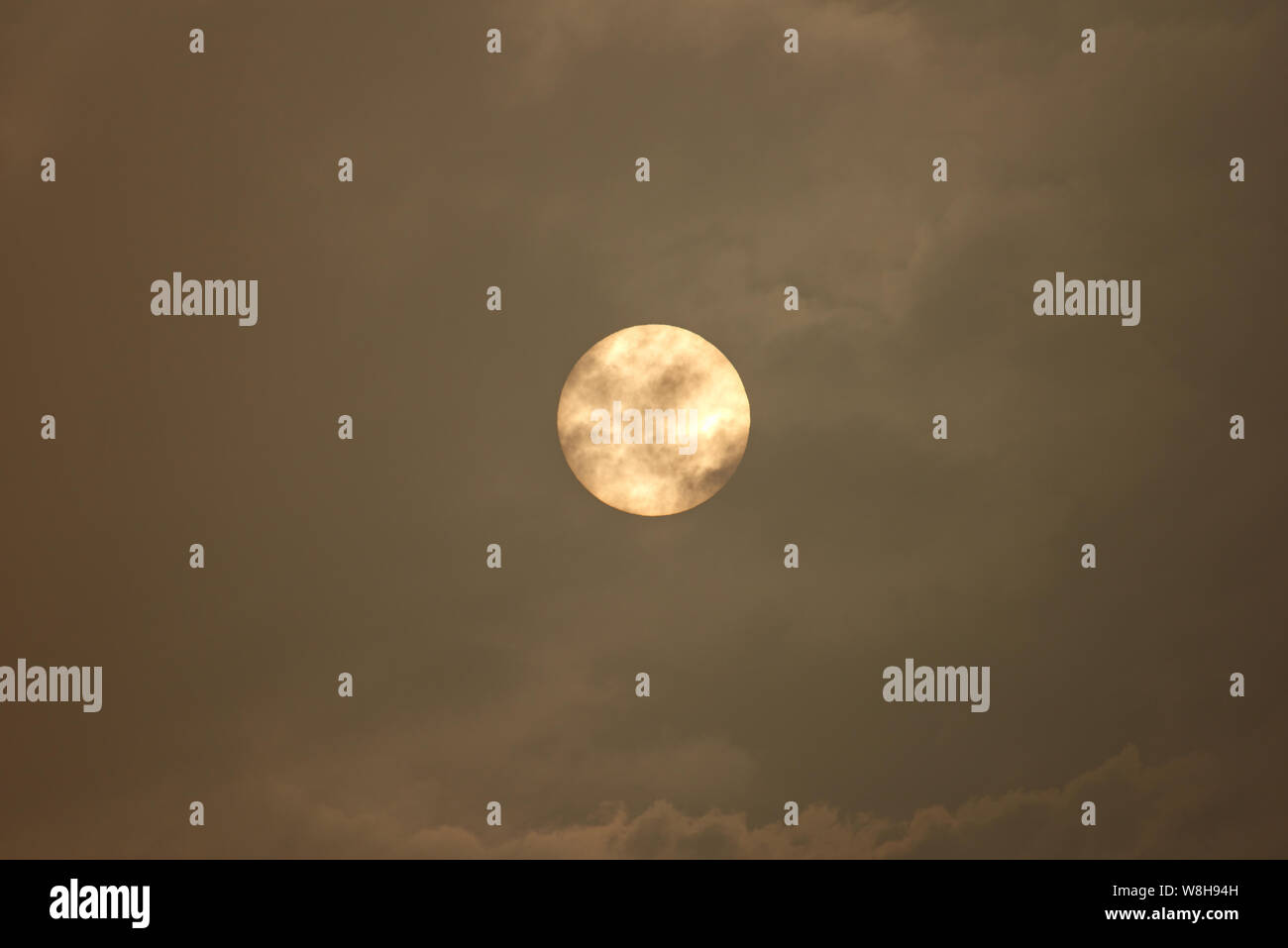 Die Scheibe der Sonne durch die Wolken und Nebel. Stockfoto