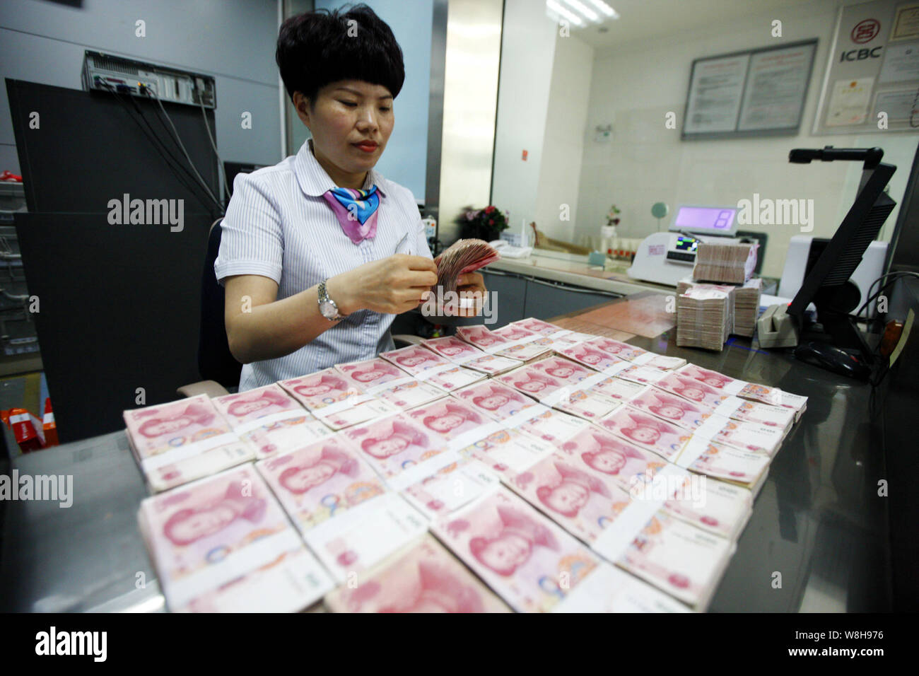 ---- Eine chinesische Angestellte zählt RMB (Renminbi) Yuan Banknoten bei einer Filiale der ICBC (Industrielle und kommerzielle Bank von China) in der Stadt Huaibei, East China Stockfoto