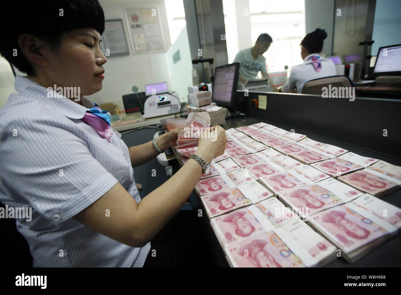 ---- Eine chinesische Angestellte zählt RMB (Renminbi) Yuan Banknoten bei einer Filiale der ICBC (Industrielle und kommerzielle Bank von China) in der Stadt Huaibei, East China Stockfoto