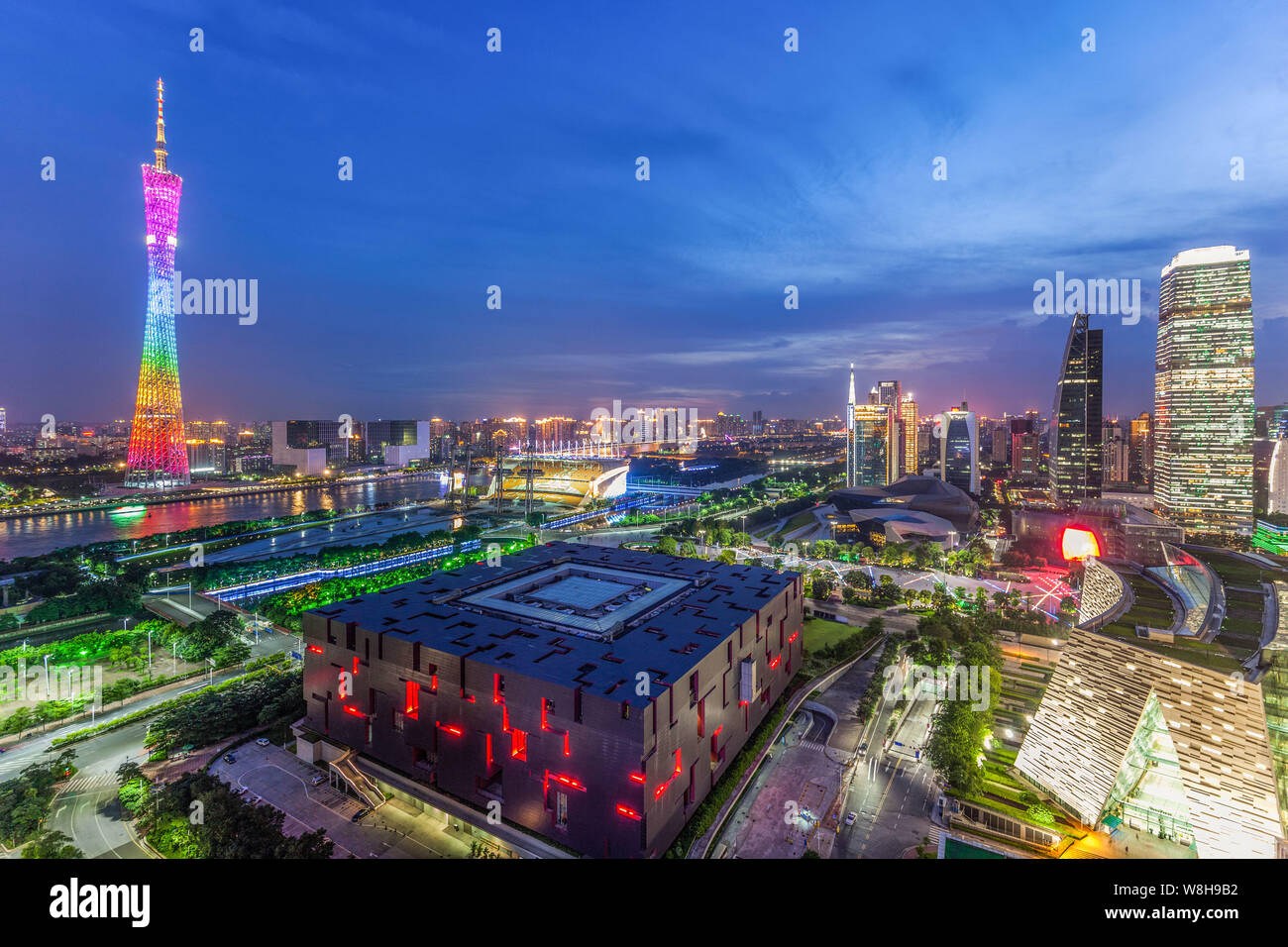 ------ Nacht Blick auf die Canton Tower, am höchsten, Guangdong Museum, Front, und andere Wolkenkratzer und Hochhäuser in Guangzhou City, South China Stockfoto