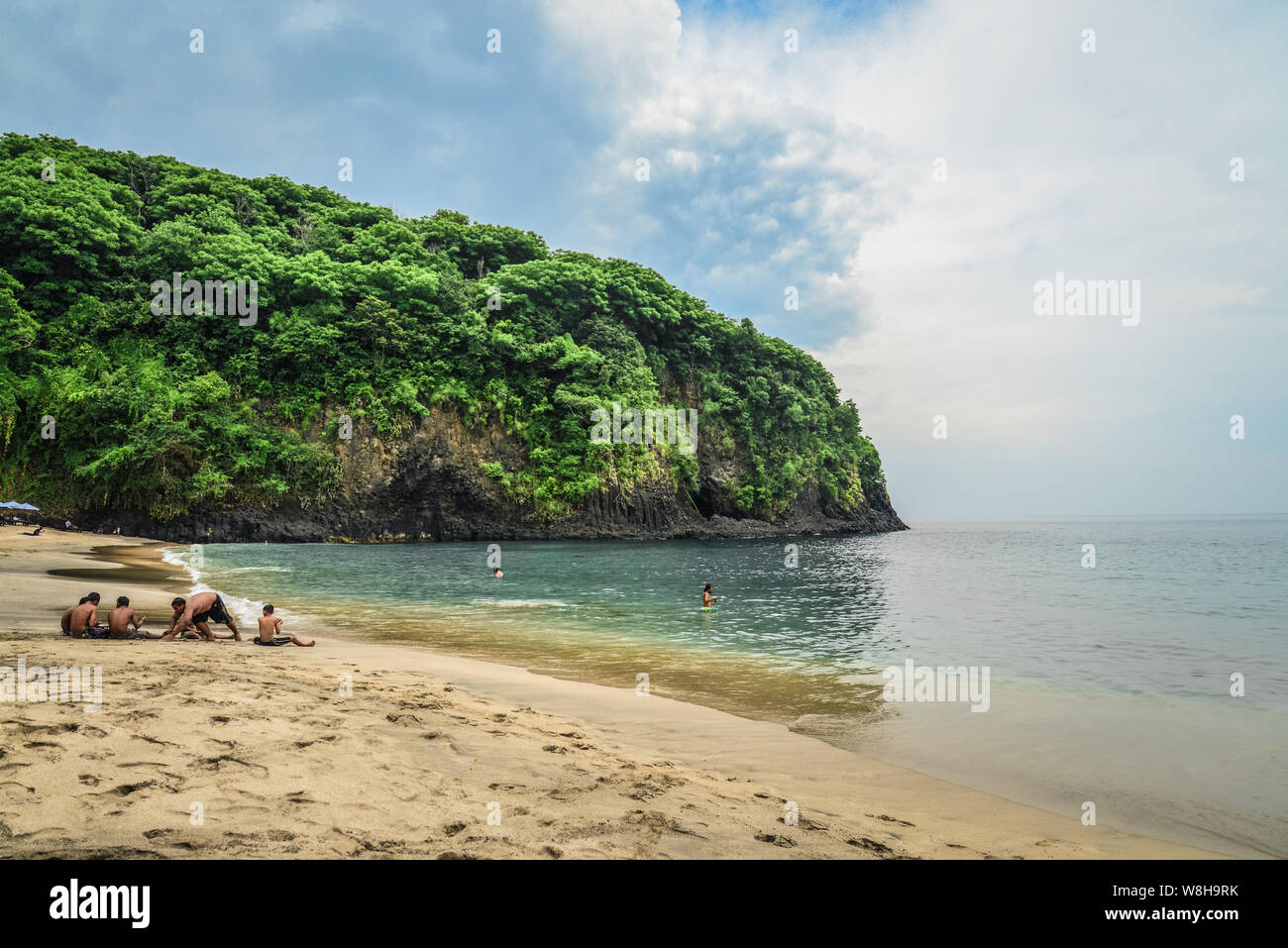 BALI, Indonesien - Januar 14, 2018: Kinder spielen am tropischen Strand auf Bali in der Nähe von knowen Chandidasa, wie White Sand Beach Stockfoto