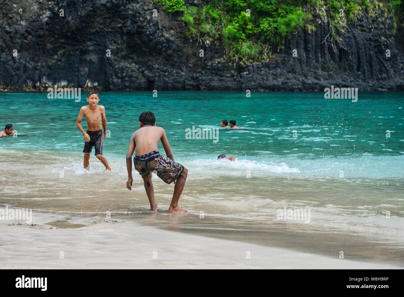 BALI, Indonesien - Januar 14, 2018: Kinder spielen am tropischen Strand auf Bali in der Nähe von knowen Chandidasa, wie White Sand Beach Stockfoto