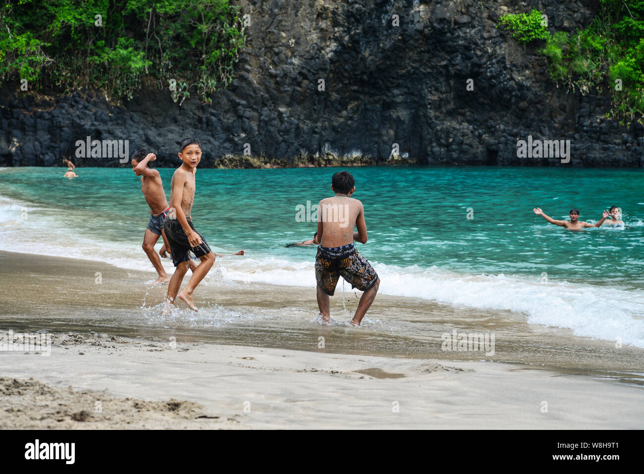 BALI, Indonesien - Januar 14, 2018: Kinder spielen am tropischen Strand auf Bali in der Nähe von knowen Chandidasa, wie White Sand Beach Stockfoto