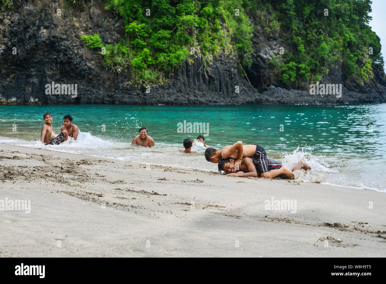 BALI, Indonesien - Januar 14, 2018: Kinder spielen am tropischen Strand auf Bali in der Nähe von knowen Chandidasa, wie White Sand Beach Stockfoto