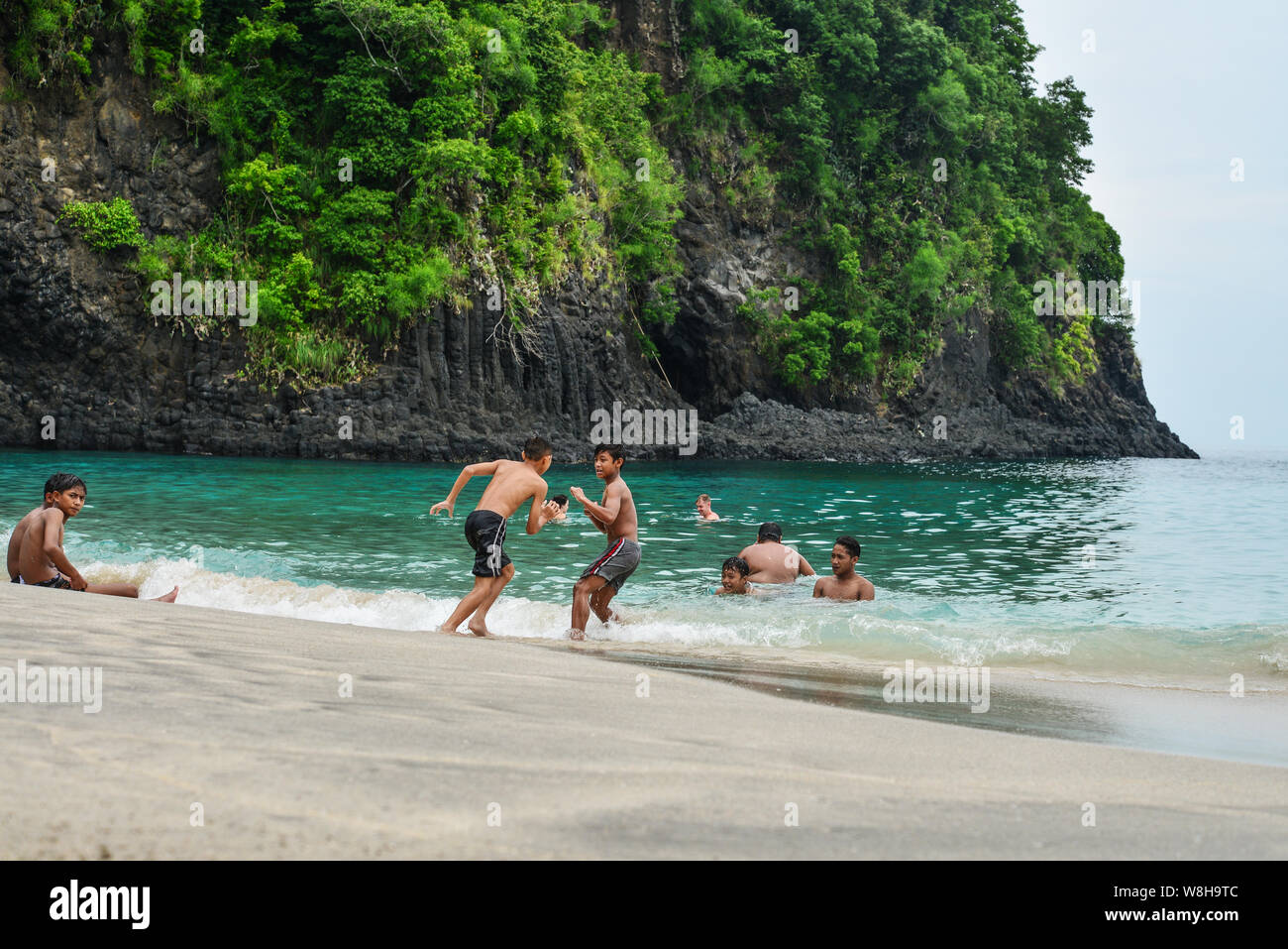 BALI, Indonesien - Januar 14, 2018: Kinder spielen am tropischen Strand auf Bali in der Nähe von knowen Chandidasa, wie White Sand Beach Stockfoto