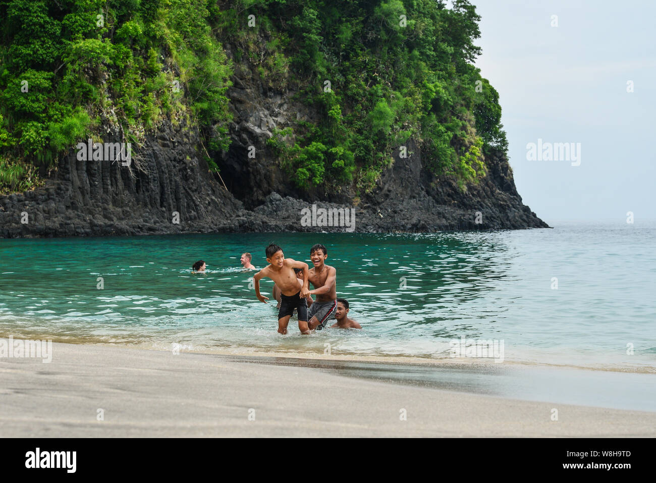 BALI, Indonesien - Januar 14, 2018: Kinder spielen am tropischen Strand auf Bali in der Nähe von knowen Chandidasa, wie White Sand Beach Stockfoto