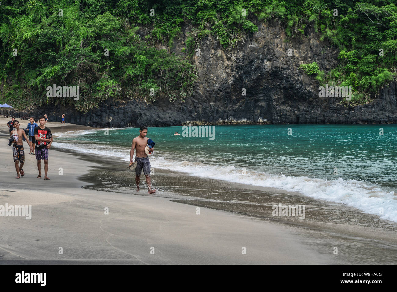 BALI, Indonesien - Januar 14, 2018: Kinder spielen am tropischen Strand auf Bali in der Nähe von knowen Chandidasa, wie White Sand Beach. Stockfoto