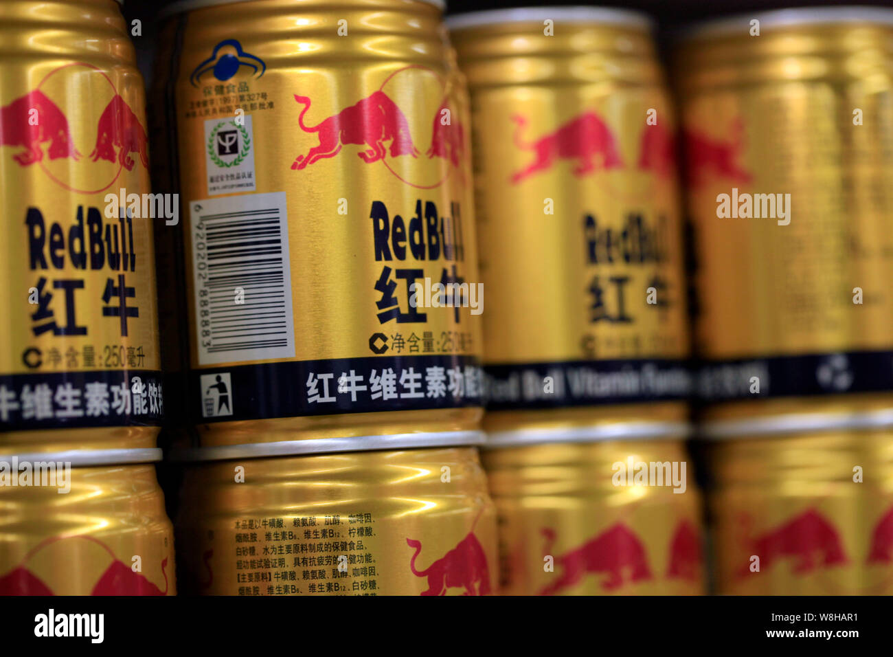 ------ Dosen Red Bull Energy Drink auf einem Regal im Supermarkt sind dargestellt in Anyang City, Central China Provinz Henan, 20. Oktober 2014. Die Stockfoto