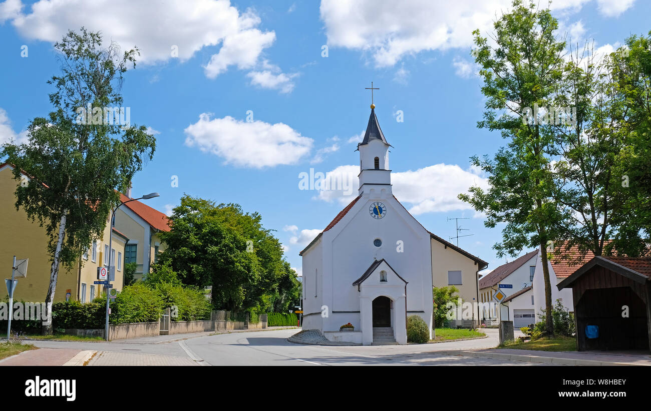 Schöne Sicht auf die Kirche im Dorf Exing Stockfoto