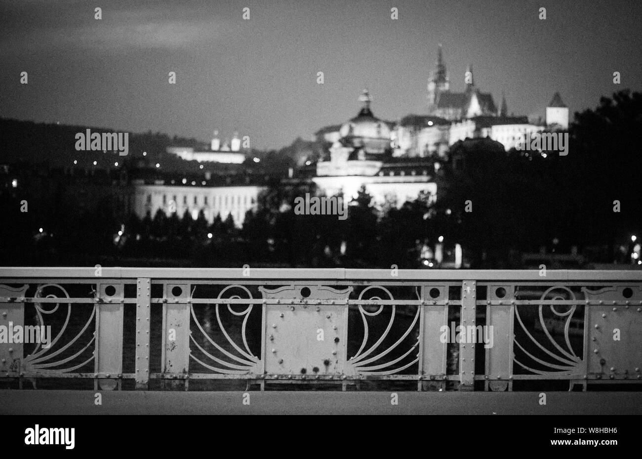 Blick auf das Schloss im Hintergrund und Fokus auf der Schiene von einer der Brücken über die Moldau in Prag, Tschechische Republik. Stockfoto